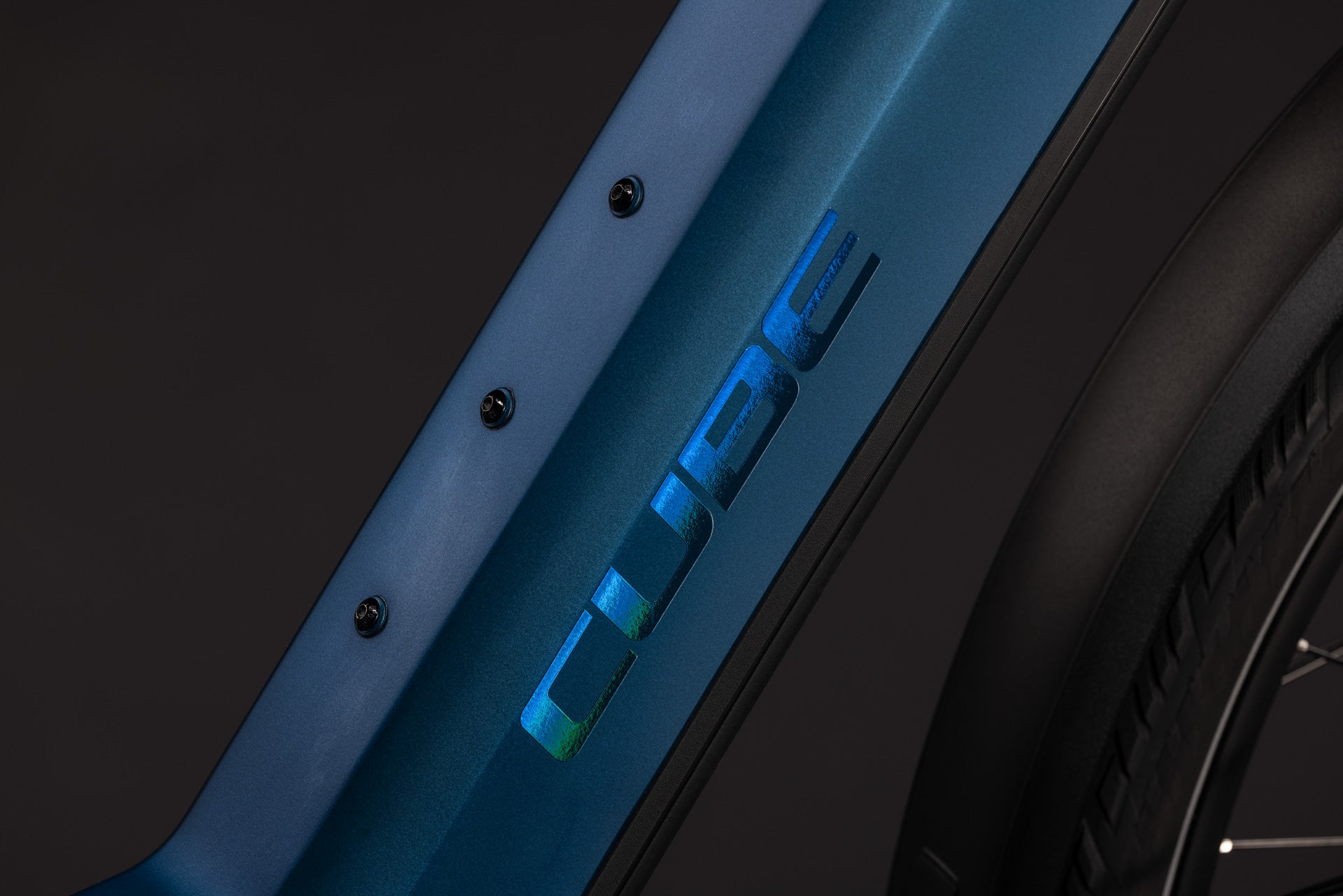CUBE Kathmandu Hybrid SLX 800 nebula´n´prizm, Detailaufnahme Rahmen mit CUBE Logo und Reifen