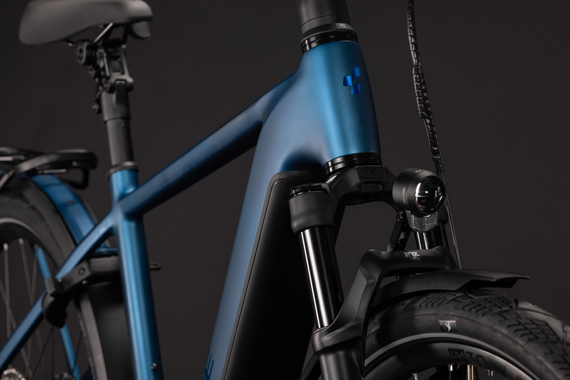 CUBE Kathmandu Hybrid SLX 800 nebula´n´prizm, Rahmen- und Gabeldetail mit Frontlicht