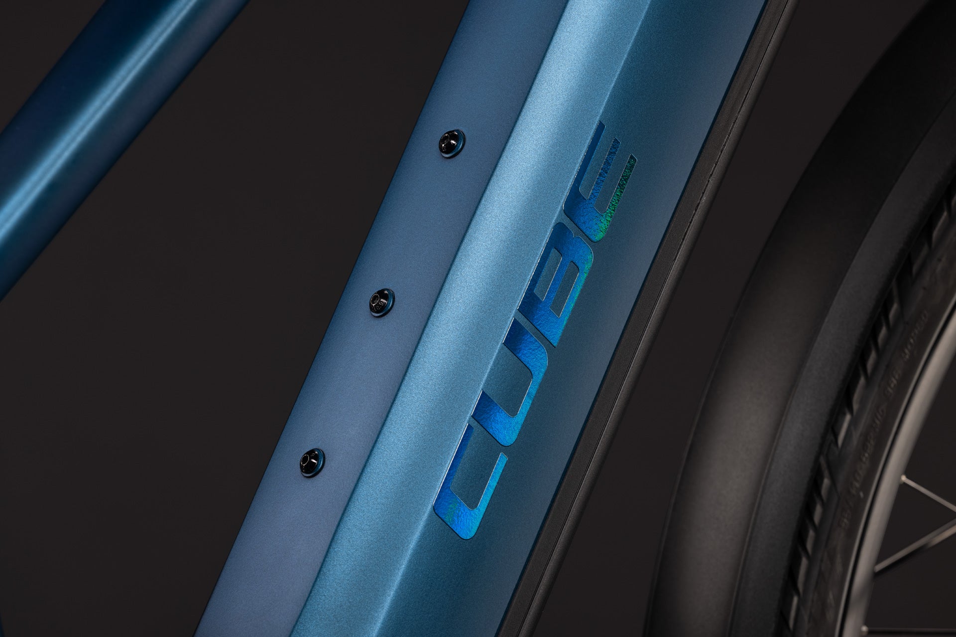 CUBE Kathmandu Hybrid SLX 800 in nebula´n´prizm, Detailansicht des blauen Rahmens mit Logo