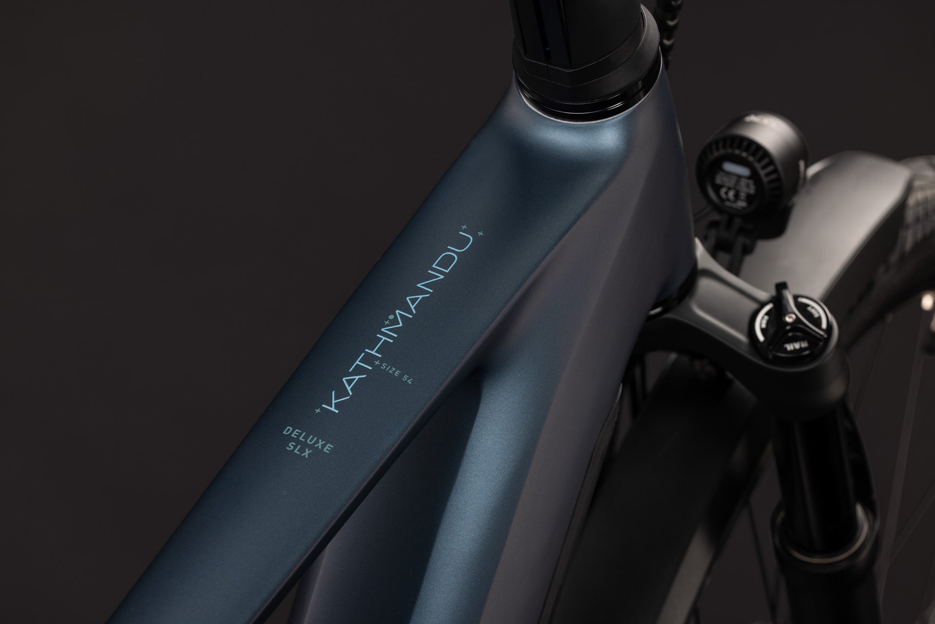 CUBE Kathmandu Hybrid Deluxe SLX 800 in mineralblue´n´blue, Rahmen-Detail am Steuerrohr