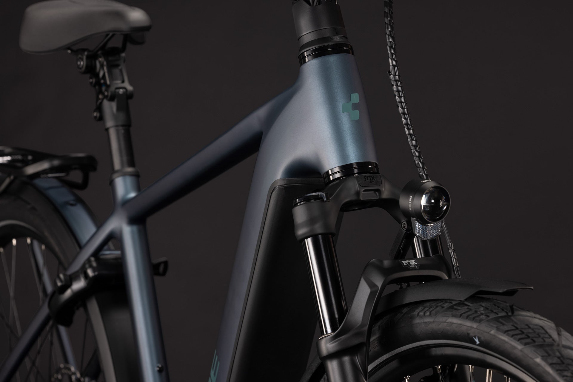 CUBE Kathmandu Hybrid Deluxe SLX 800 in mineralblue'n'blue, Detail von Rahmen und Federgabel