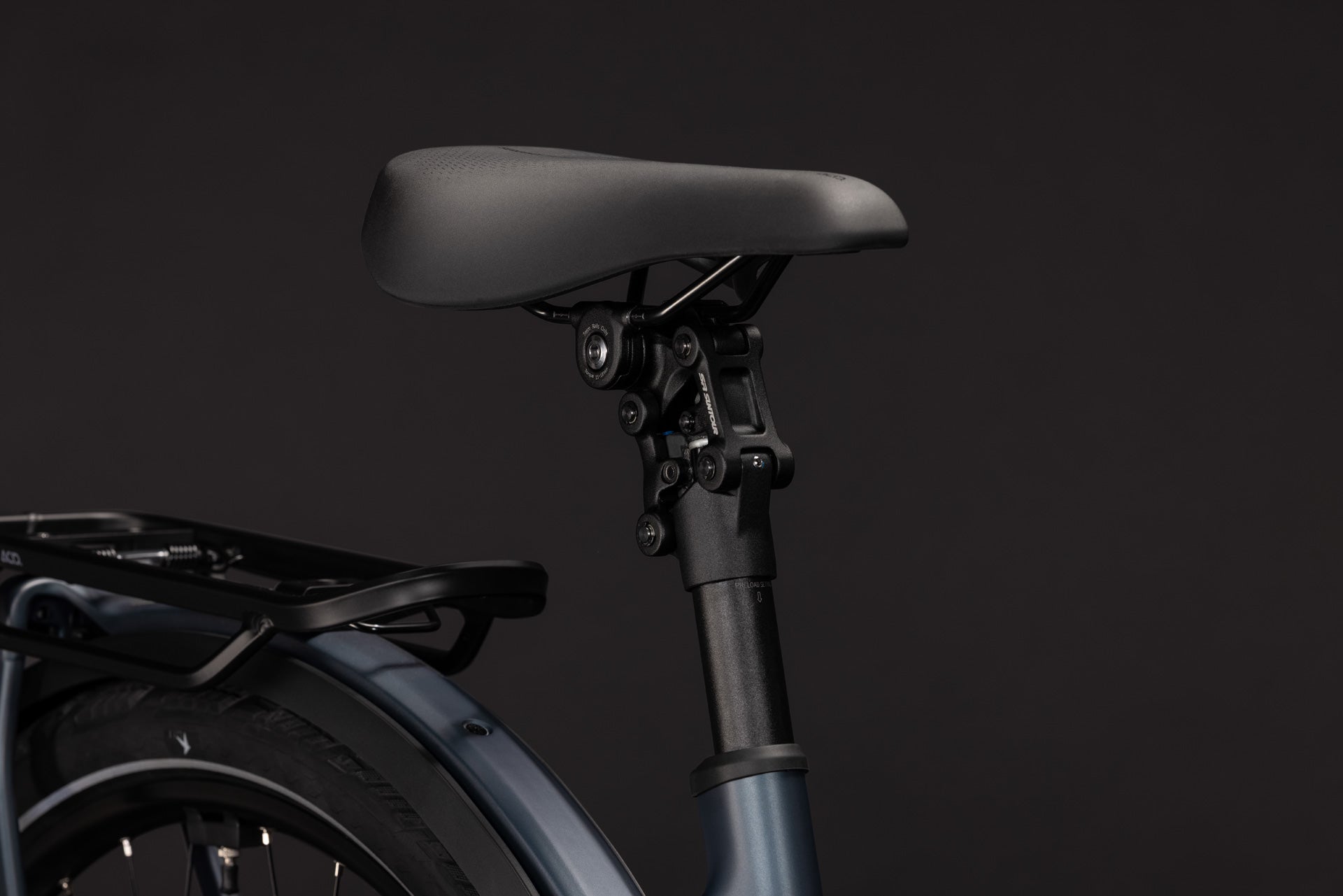 CUBE Kathmandu Hybrid Deluxe SLX 800 in mineralblue'n'blue mit Sattel und Gepäckträger