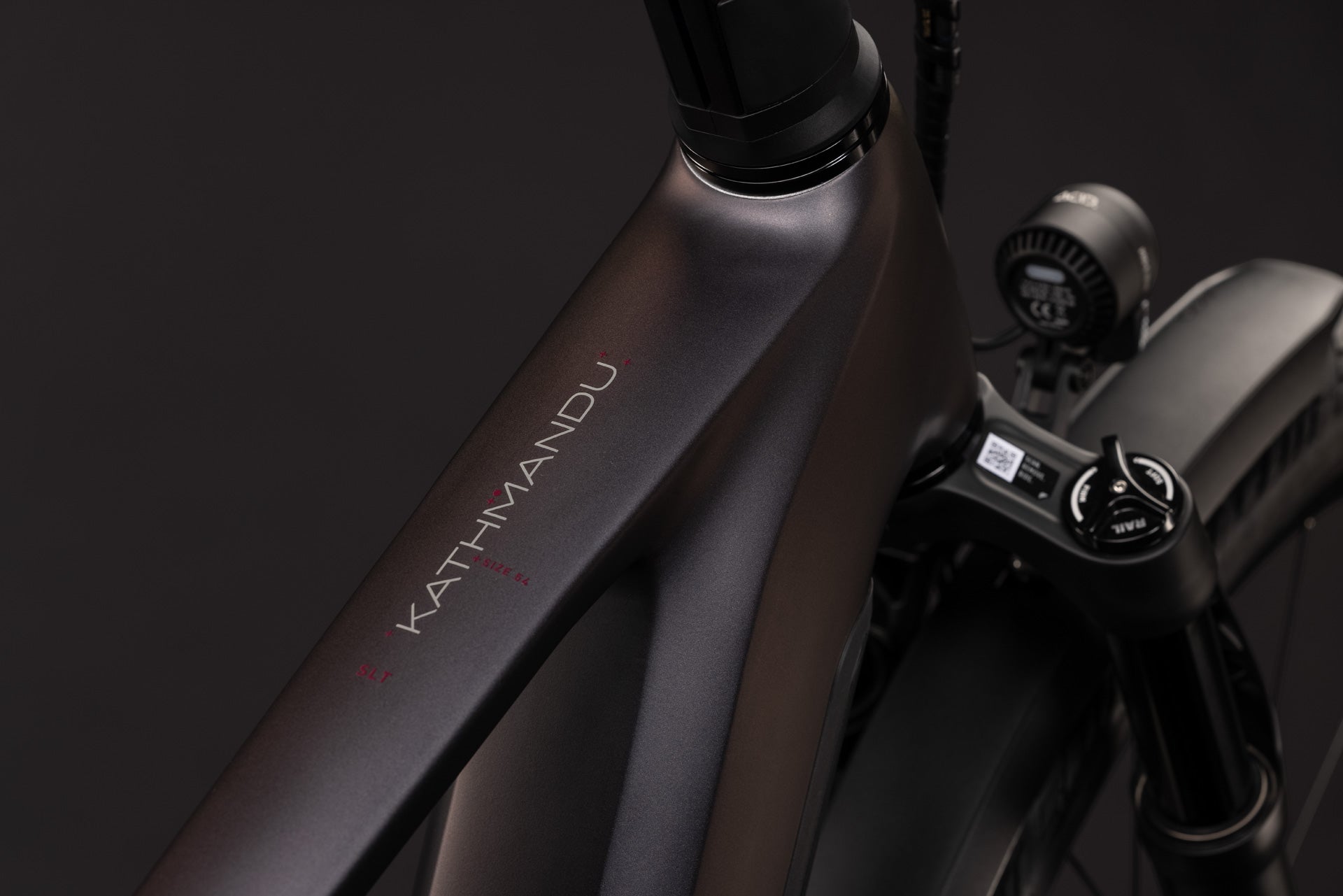 CUBE Kathmandu Hybrid SLT 800 in mysticgraphite’n’reflex, Detail von Rahmen und Federgabel