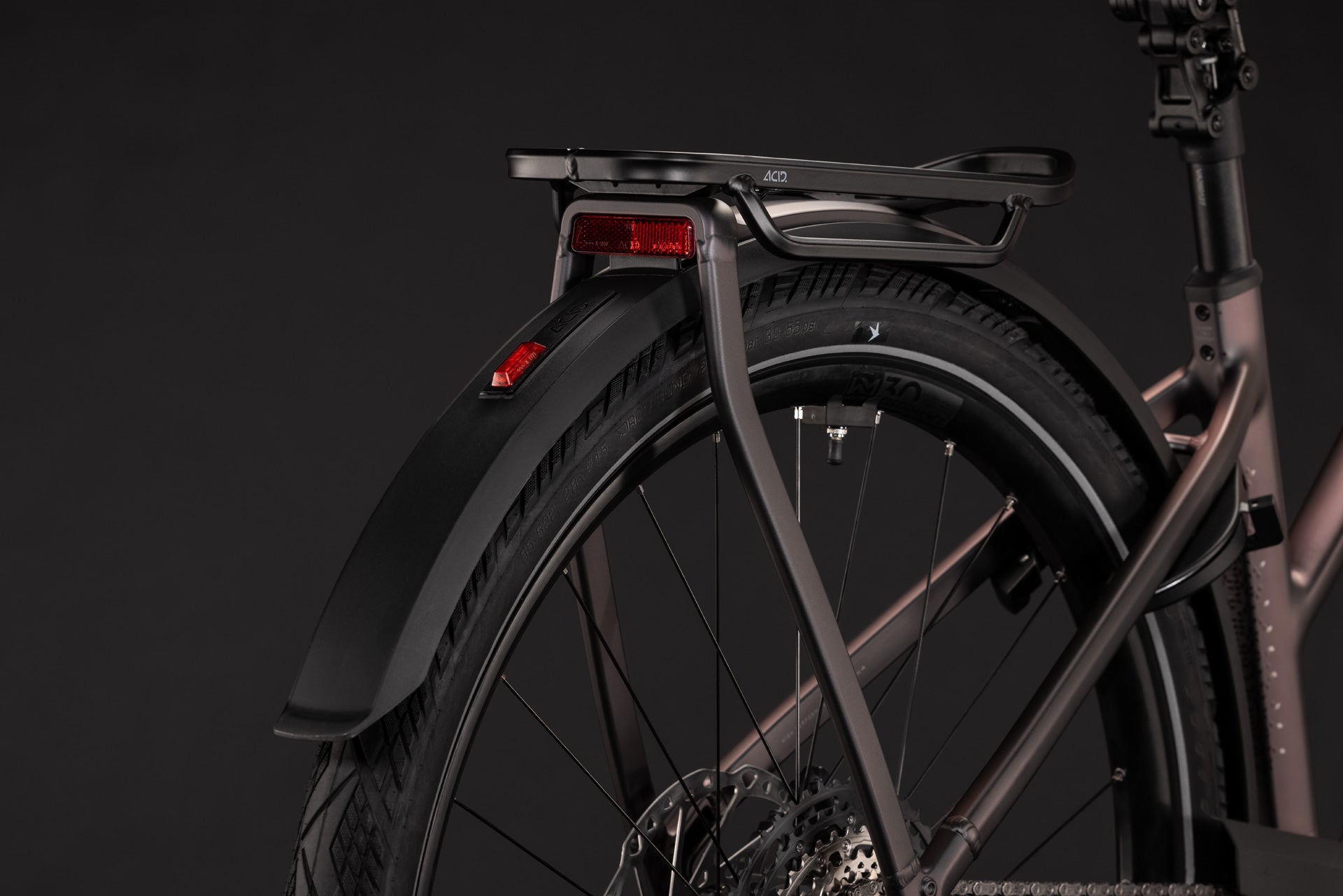 CUBE Kathmandu Hybrid SLT 800 mysticgraphite'n'reflex mit Gepäckträger und Rücklicht hinten