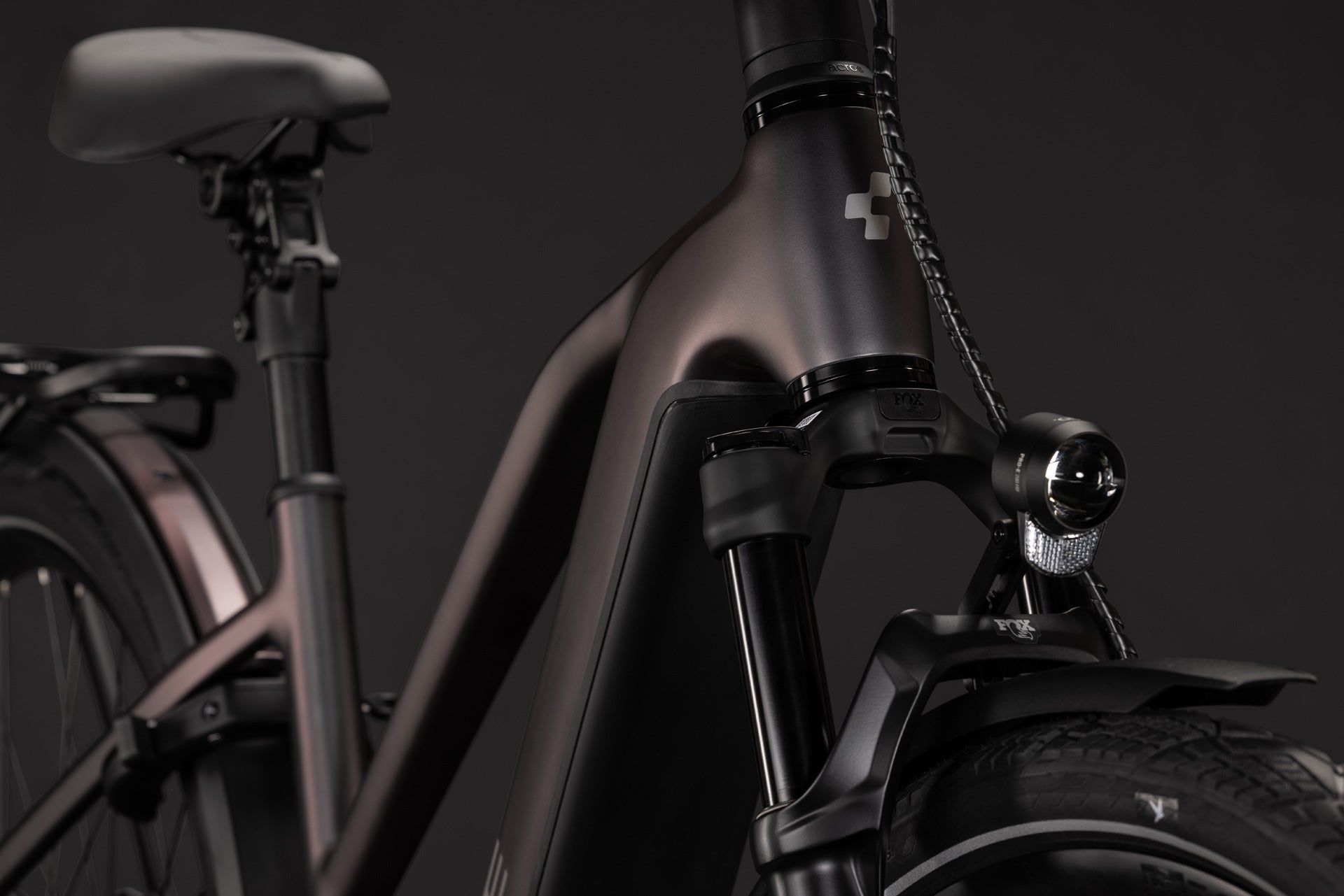 CUBE Kathmandu Hybrid SLT 800 in mysticgraphite'n'reflex, Detail von Federgabel und Rahmen