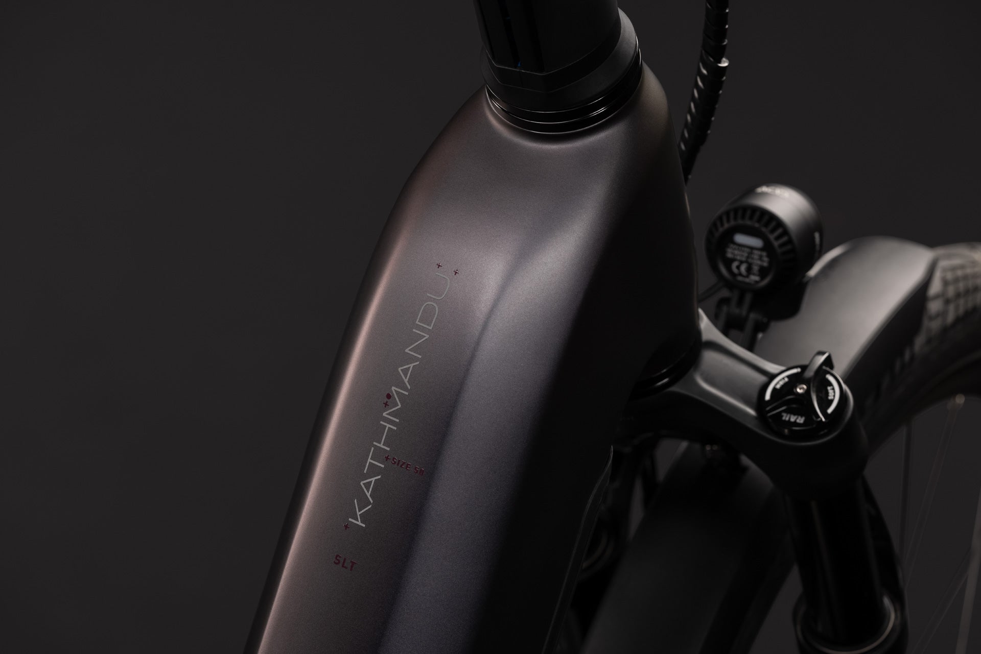 CUBE Kathmandu Hybrid SLT 800 in mysticgraphite'n'reflex, Detail von Steuerrohr und Federgabel