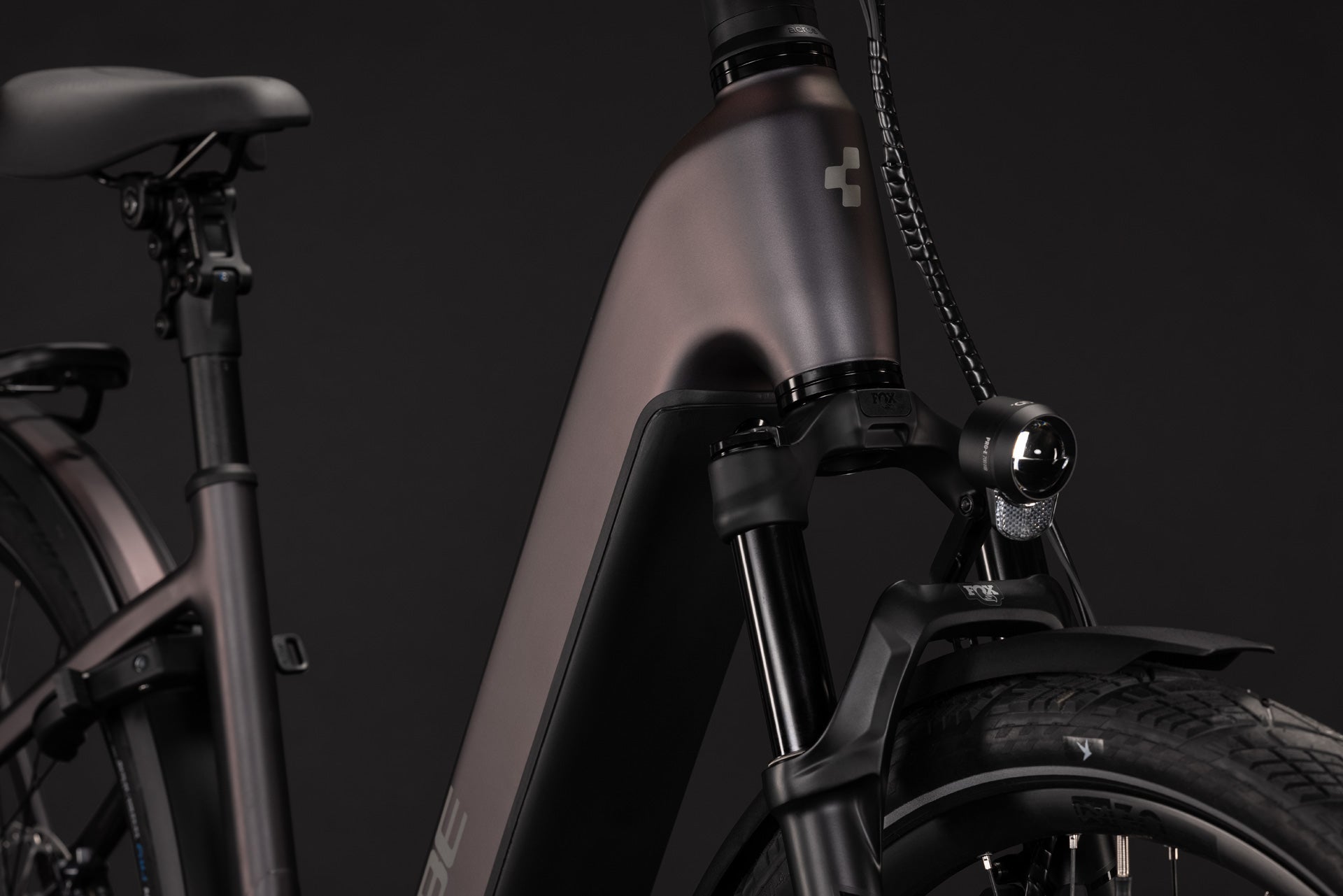 CUBE Kathmandu Hybrid SLT 800 in mysticgraphite´n´reflex, Detail von Rahmen und Federgabel