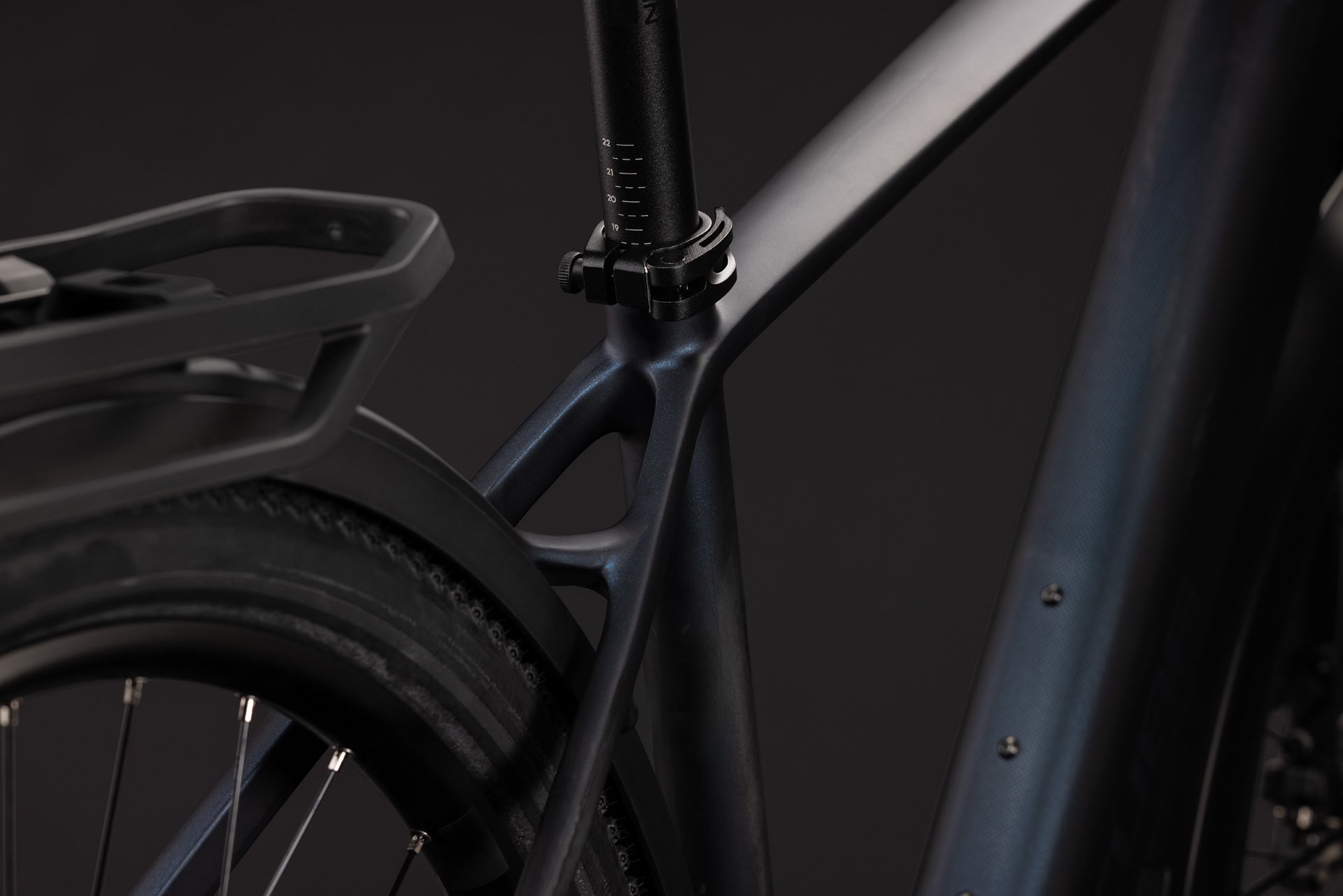 CUBE Kathmandu Hybrid C:62 Pro 400X in liquidsteel´n´prizm, Detail am Fahrradrahmen