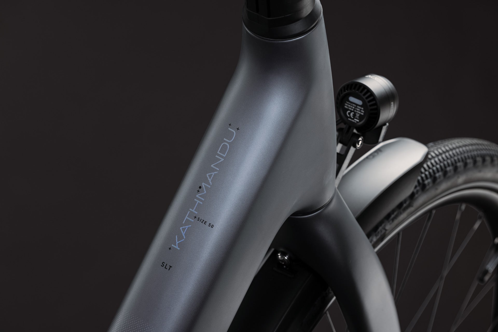 CUBE Kathmandu Hybrid C:62 SLT 400X ashgrey´n´prizm, Detail von Rahmen, Scheinwerfer und Reifen
