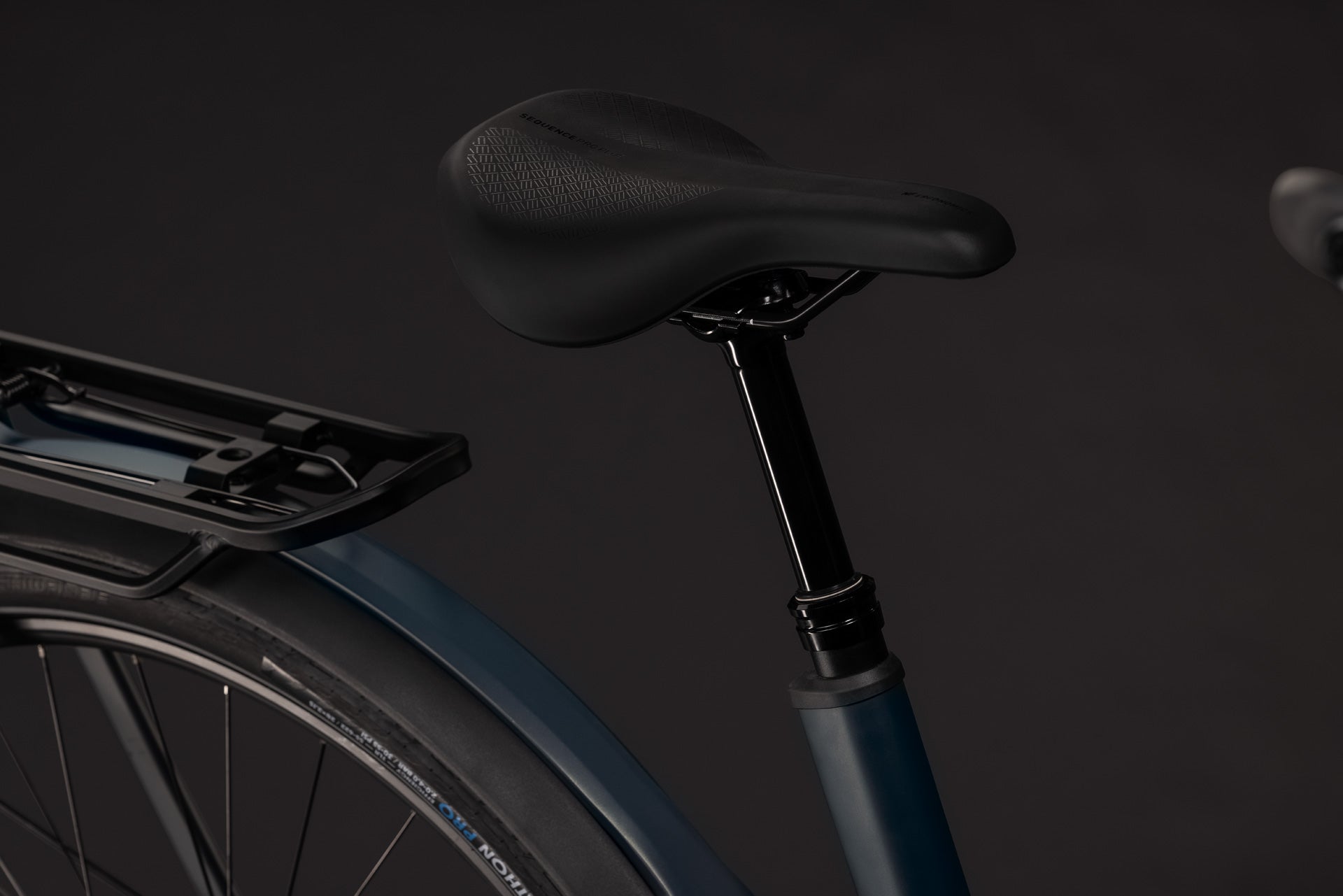 CUBE Kathmandu Hybrid ONE11 HPC SLX 800: Sattel, Gepäckträger und Hinterrad im Detail