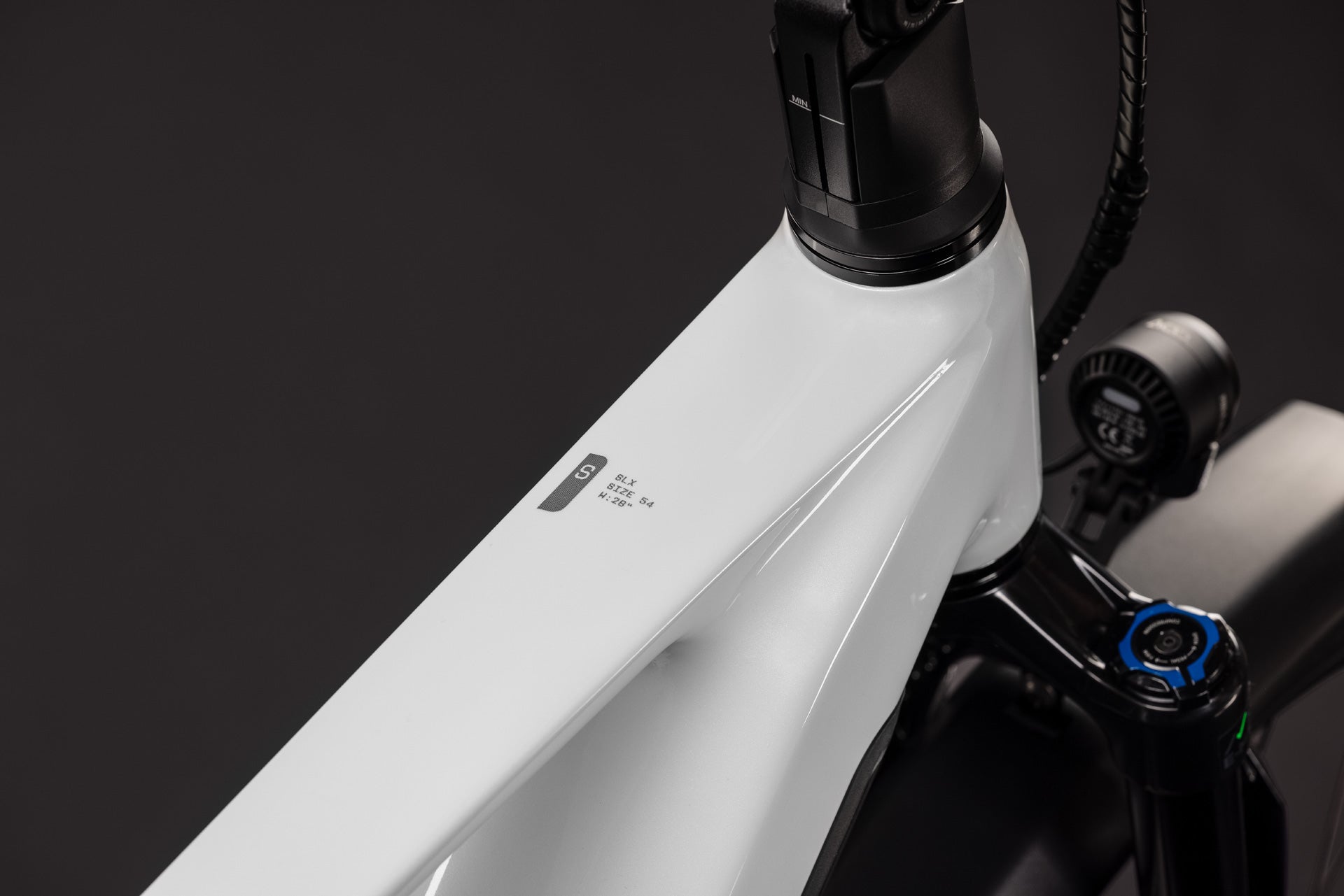 CUBE Kathmandu Hybrid ONE11 HPC SLX 800 in metallicwhite´n´prizm, Oberrohr-Detailansicht
