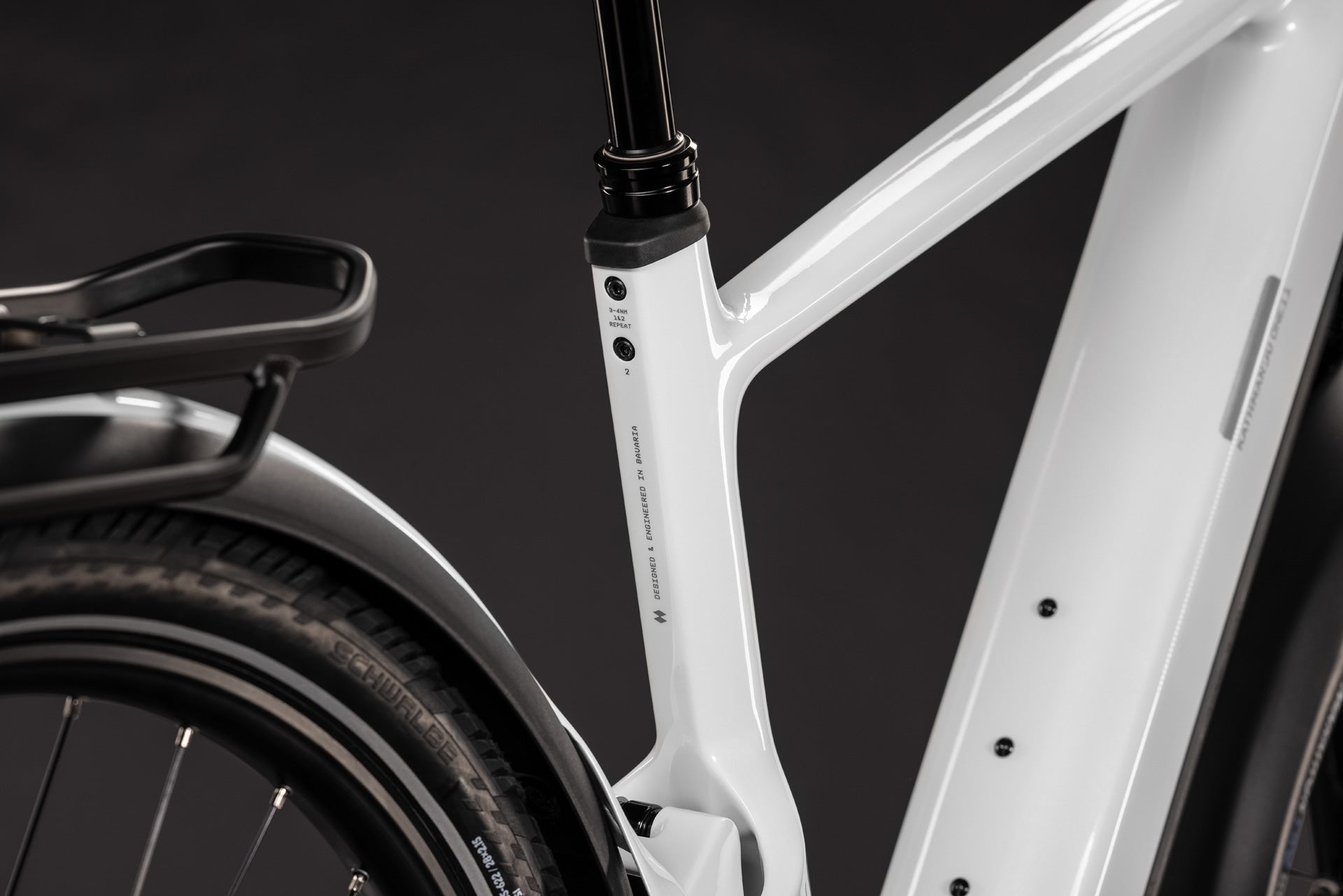 CUBE Kathmandu Hybrid ONE11 HPC SLX 800 in metallicwhite'n'prizm, Rahmen- und Gepäckträgerdetail