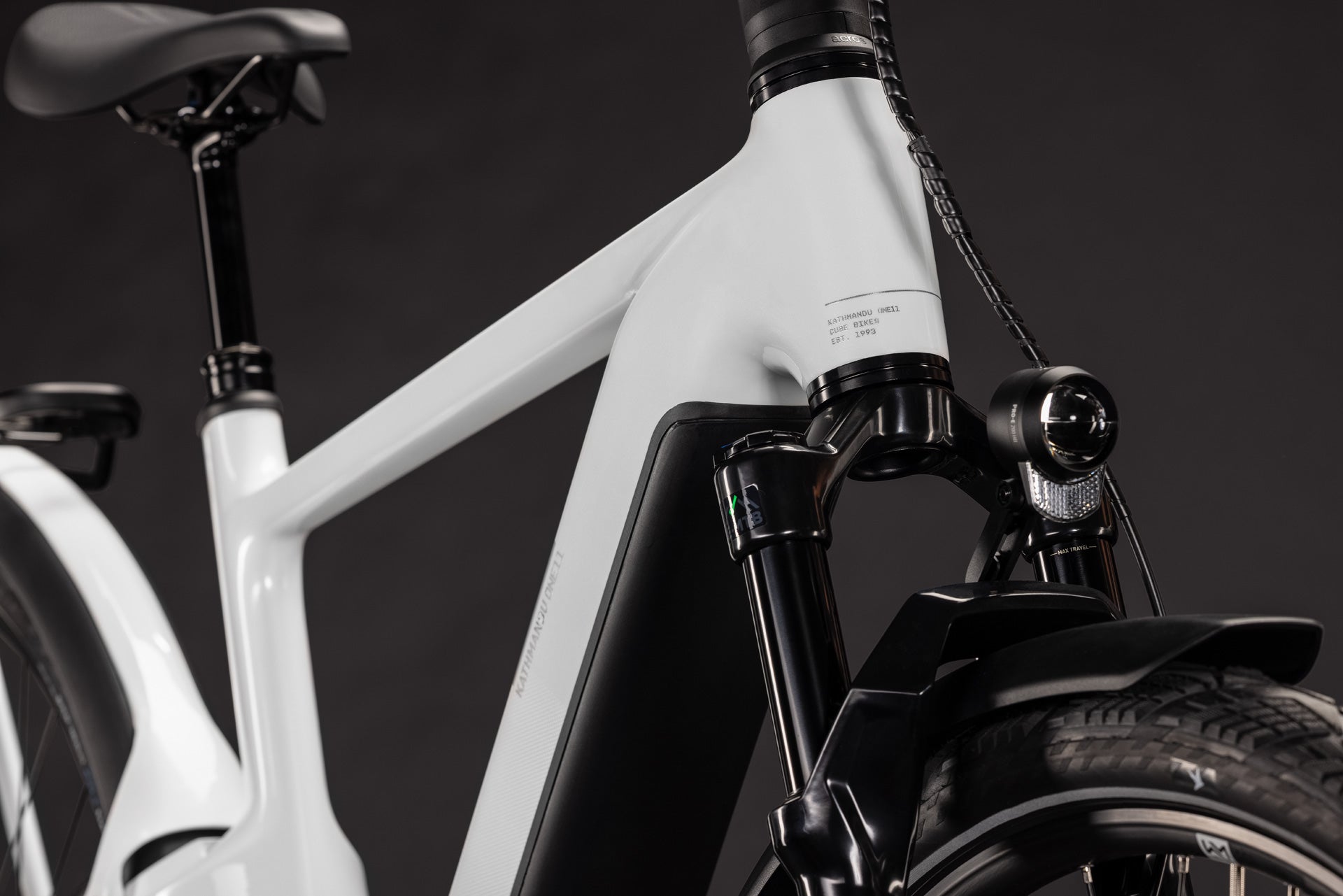 CUBE Kathmandu Hybrid ONE11 HPC SLX 800 in metallicwhite´n´prizm, Detail von Rahmen und Gabel