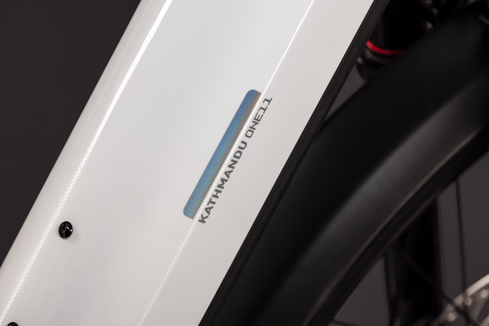 CUBE Kathmandu Hybrid ONE11 HPC SLX 800 in metallicwhite´n´prizm, Rahmen-Detailansicht