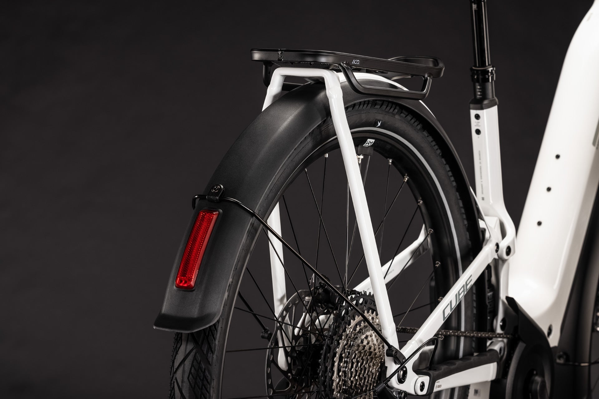 CUBE Kathmandu Hybrid ONE11 HPC SLX 800 metallicwhite´n´prizm, Gepäckträger und Hinterrad