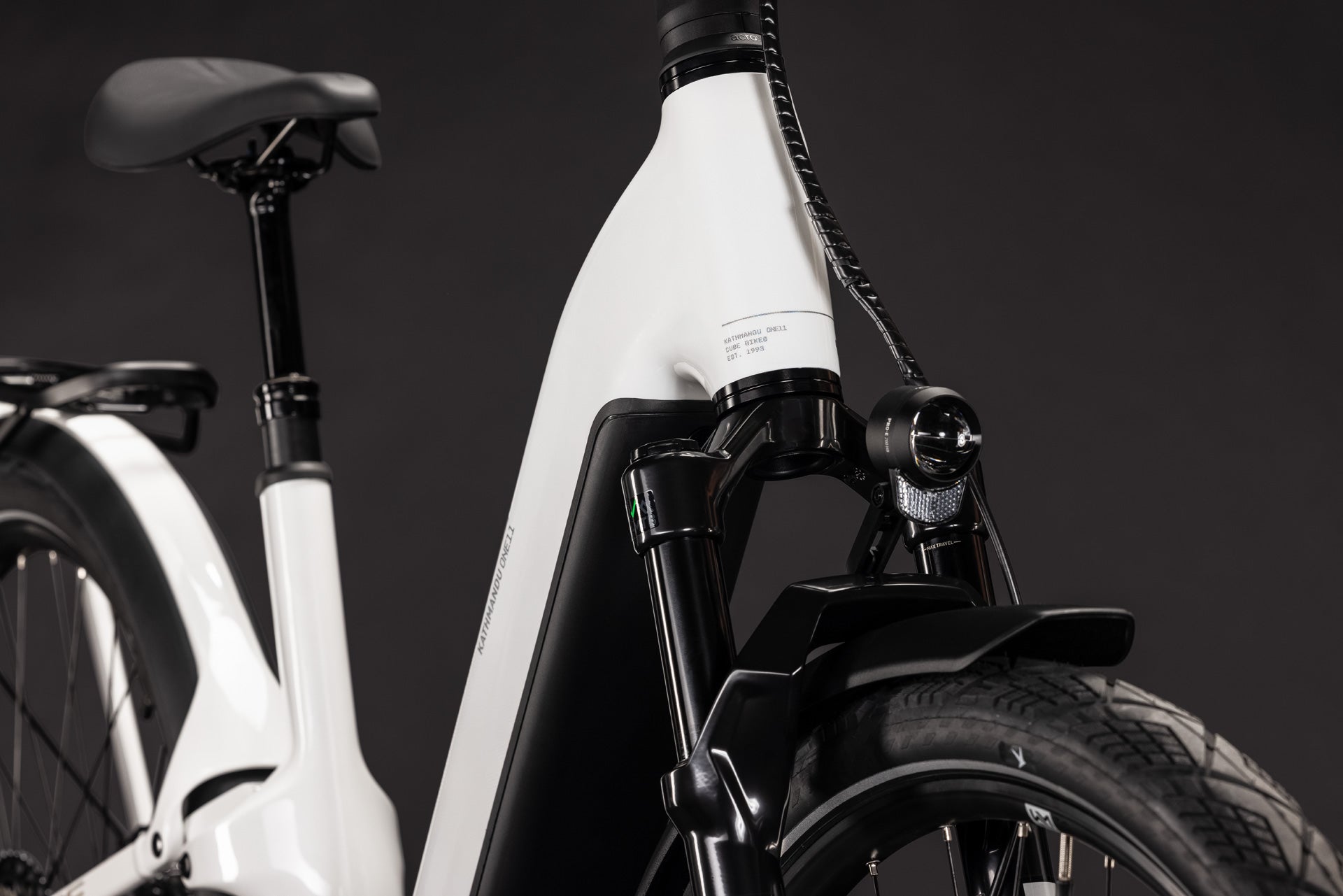 CUBE Kathmandu Hybrid ONE11 HPC SLX 800 in metallicwhite´n´prizm, Frontpartie mit Federgabel