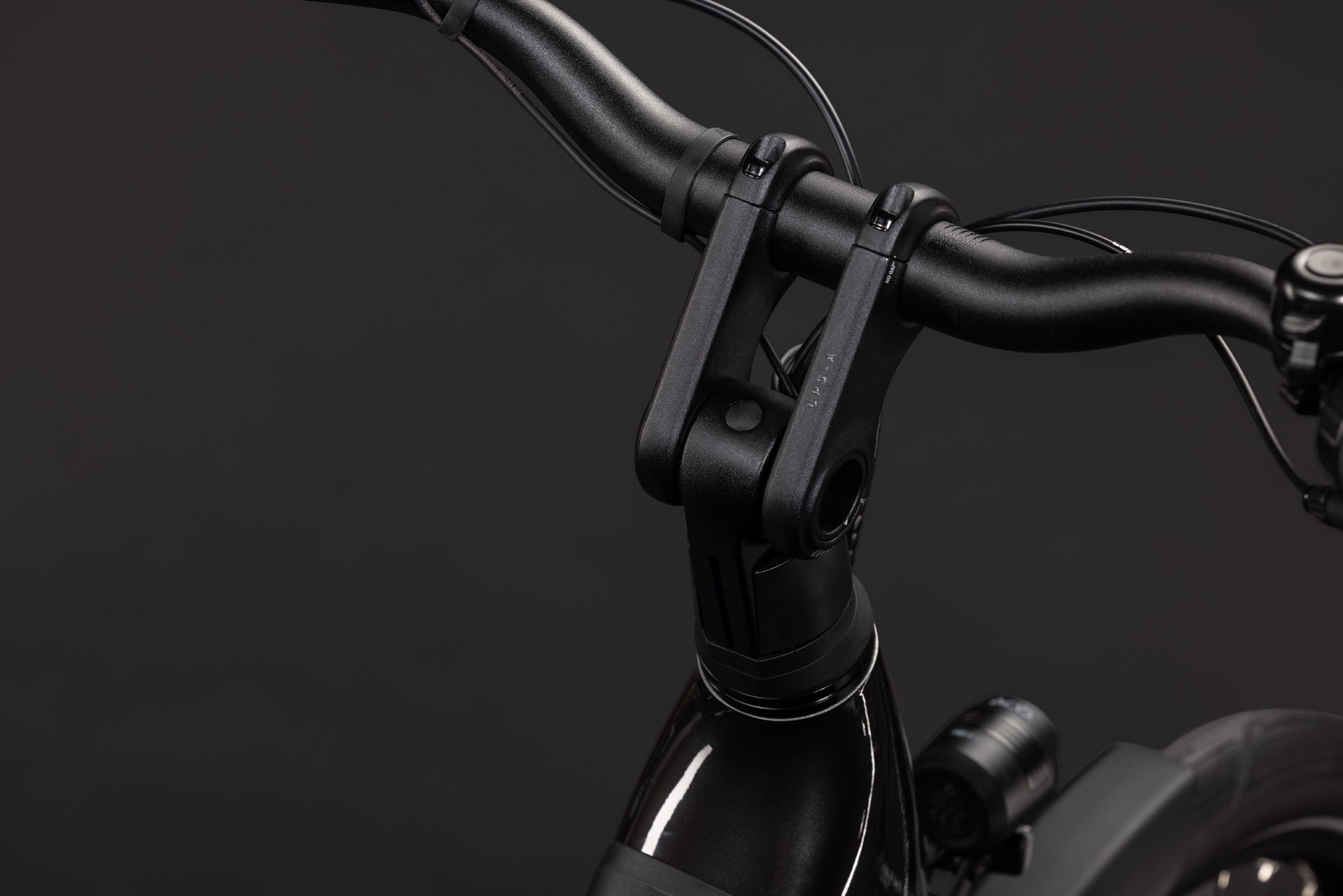 CUBE Supreme Hybrid Comfort ONE 600: Lenker und Vorbau in Gunmetal und Schwarz