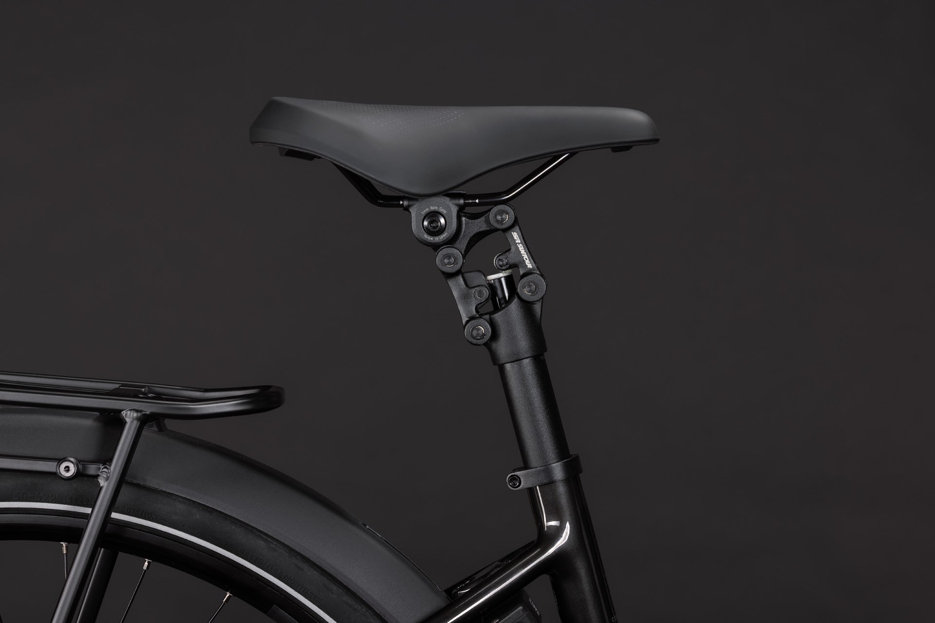 CUBE Supreme Hybrid Comfort ONE 600 in gunmetal´n´reflex, Sattel und Rahmen detailnah