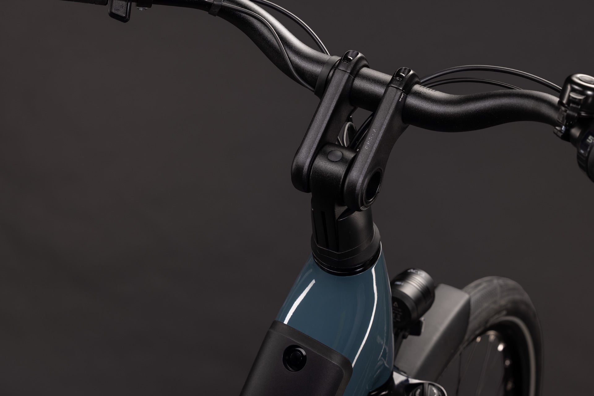 CUBE Supreme Hybrid Comfort ONE 600 Storm’n’Reflex, Detail von Lenker und Steuerrohr