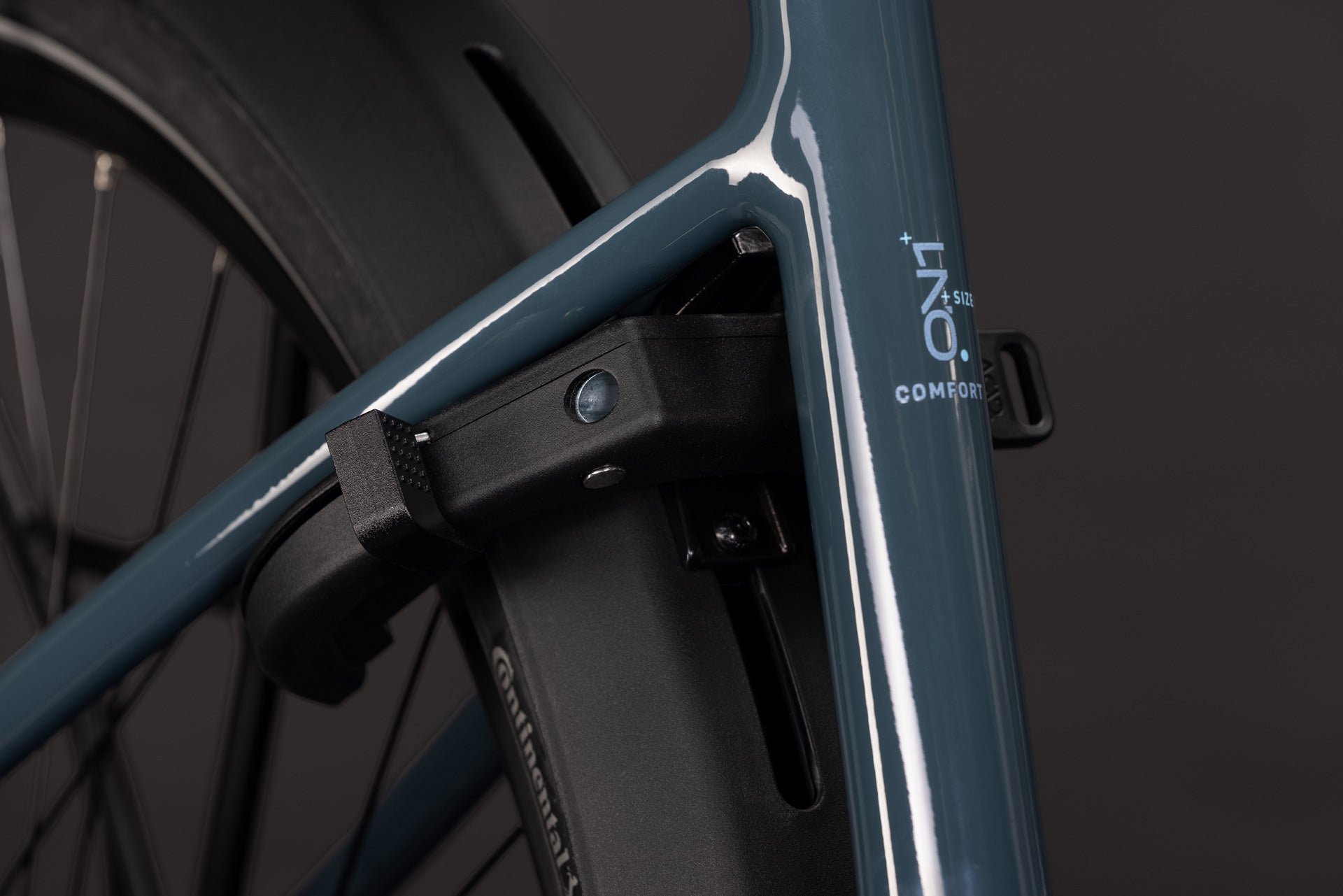 CUBE Supreme Hybrid Comfort ONE 600 in storm’n’reflex, Detail am Hinterbau