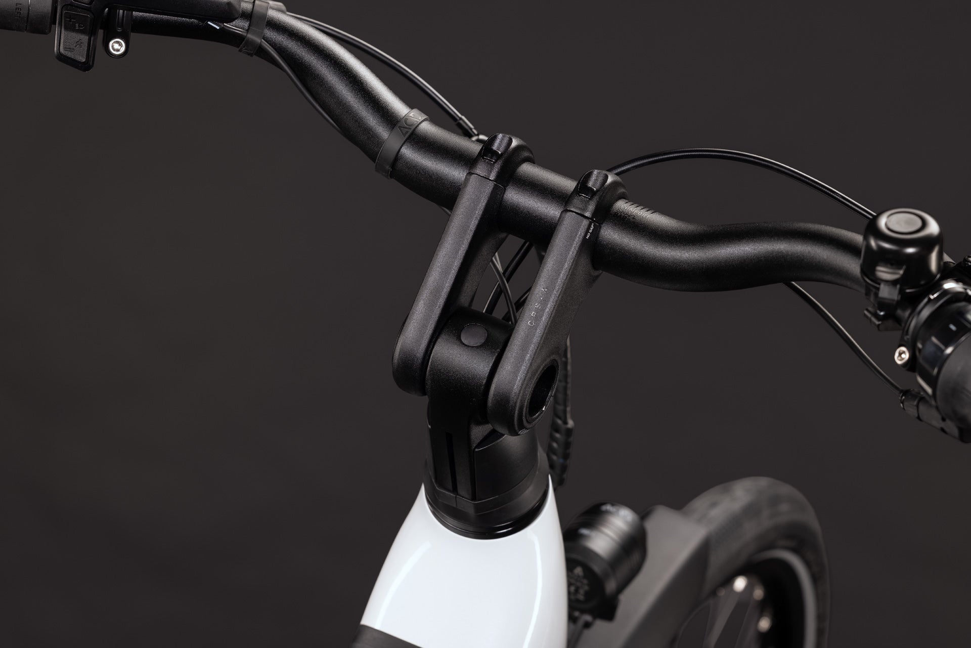 CUBE Supreme RT Hybrid Comfort EX 600 in metallicwhite´n´reflex, Detail des Lenkers
