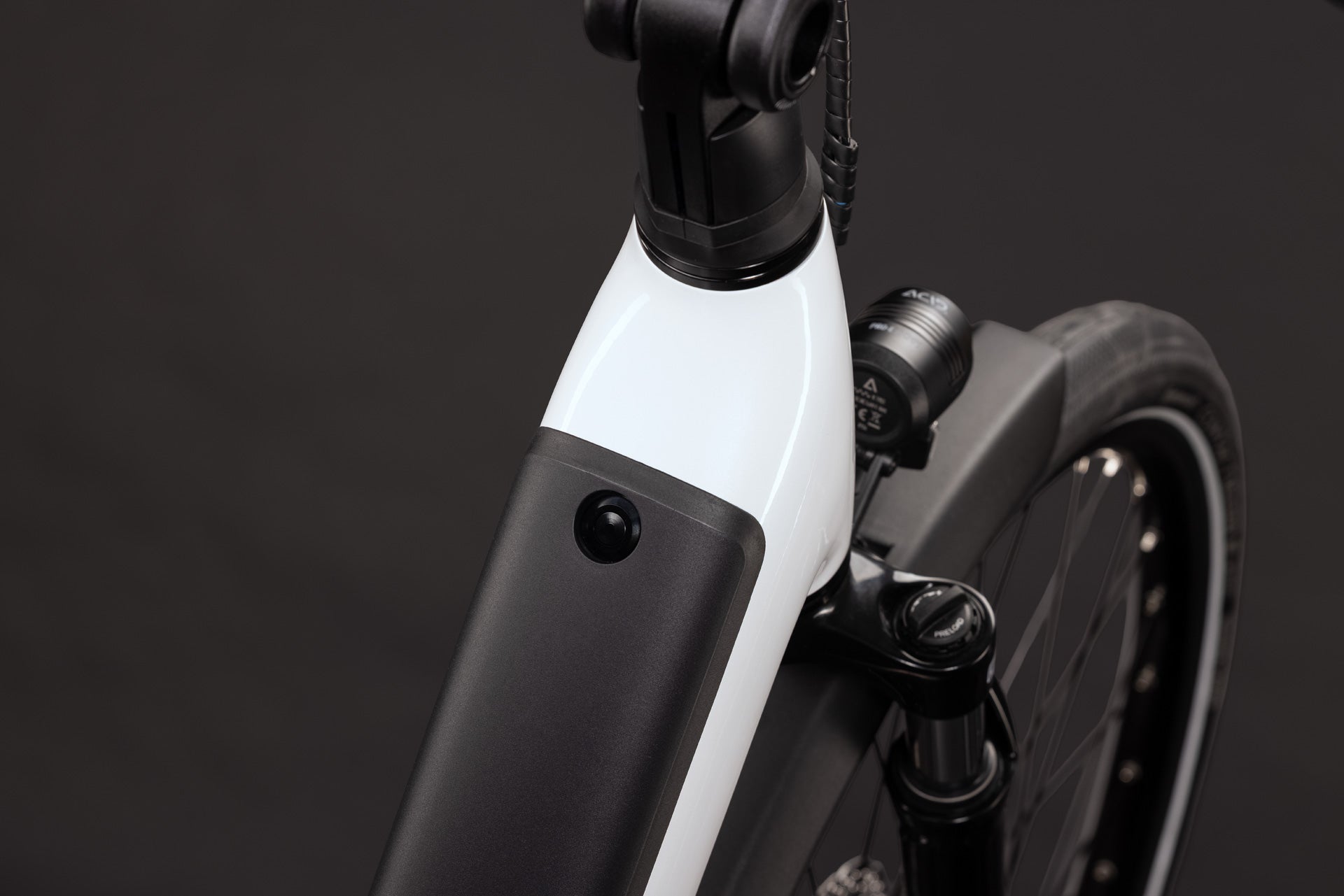 CUBE Supreme RT Hybrid Comfort EX 600 in metallicwhite´n´reflex am Rahmen mit Motorbereich