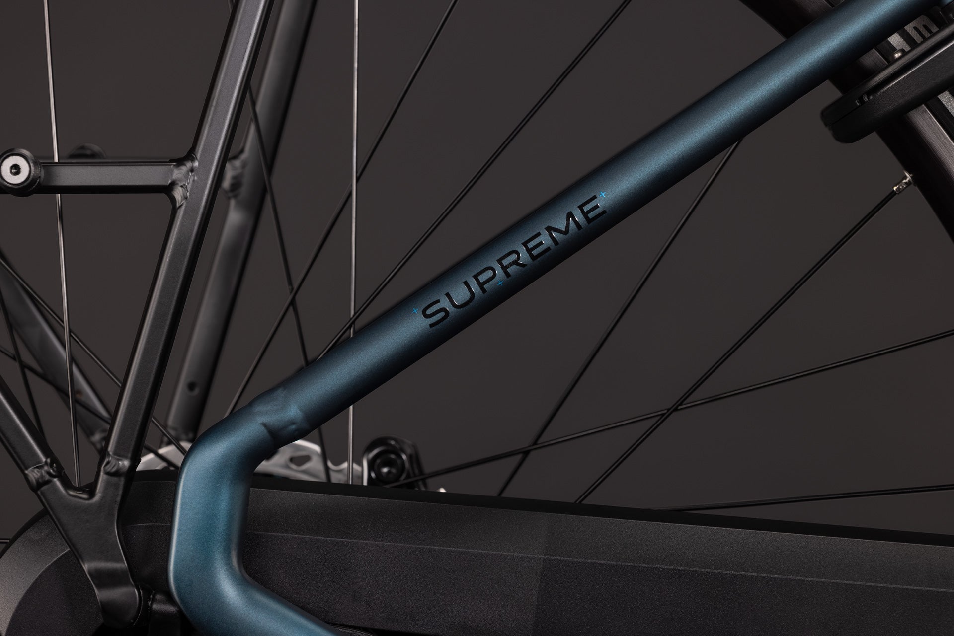 CUBE Supreme RT Hybrid Comfort EX 600 in royalgreen'n'black, Detailansicht Rahmen und Laufrad