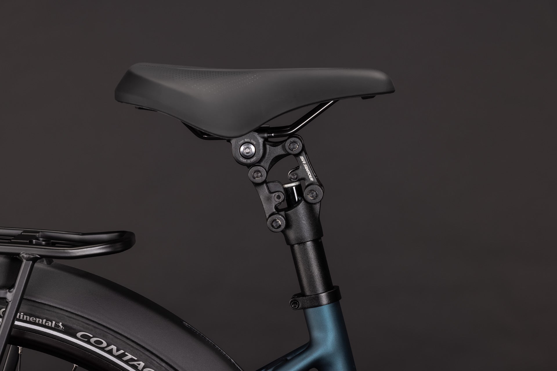 CUBE Supreme RT Hybrid Comfort EX 600: Fahrradsattel und gefederte Sattelstütze in Schwarz