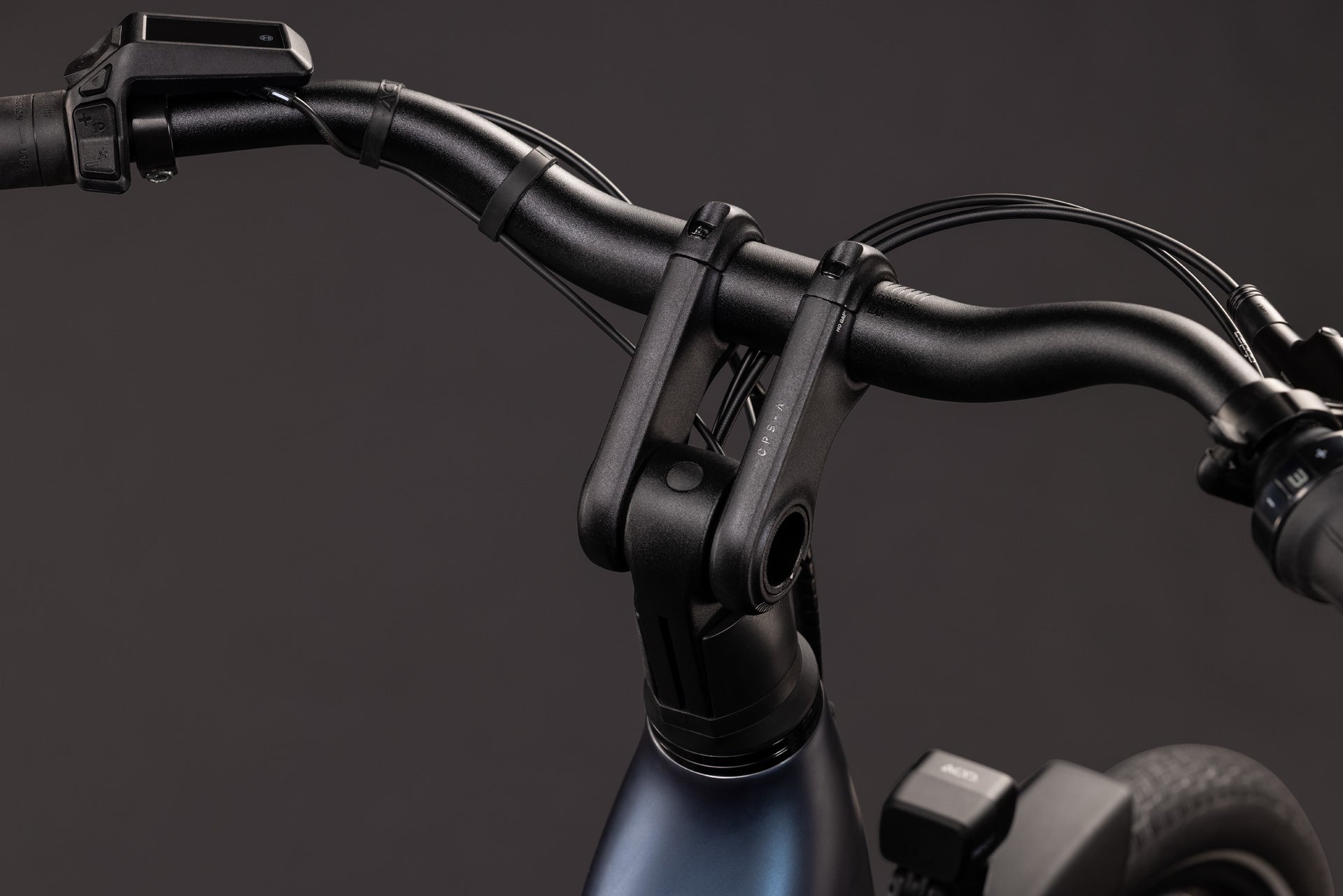 Cockpit des CUBE Supreme Hybrid Deluxe ONE 600 in navyblack´n´black mit Display und Kabeln