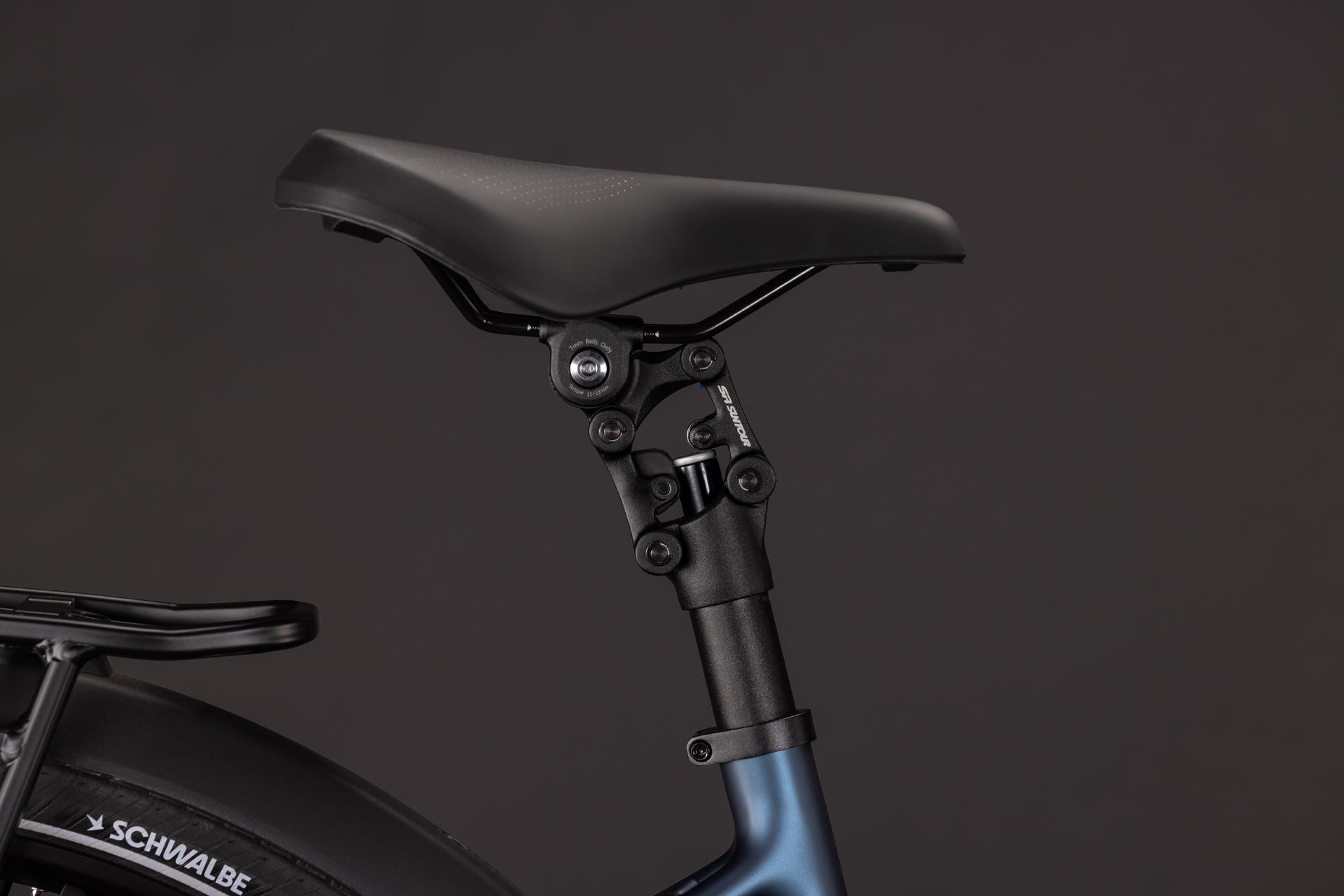 CUBE Supreme Hybrid Deluxe ONE 600 navyblack´n´black mit Sattel und Sattelstütze