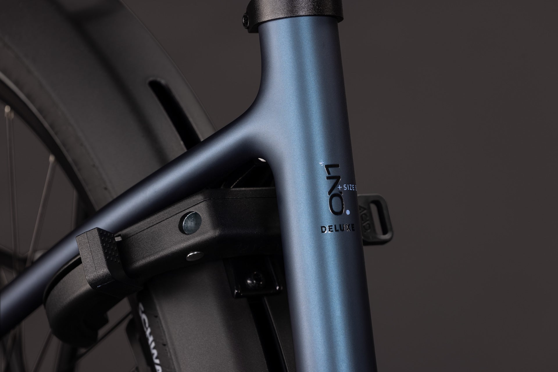 CUBE Supreme Hybrid Deluxe ONE 600 E-Bike Details in navyblack´n´black