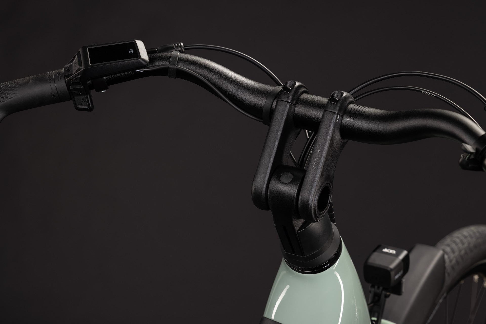 CUBE Supreme Hybrid Deluxe ONE 600 in Aloegreen mit schwarzem Cockpit und Display
