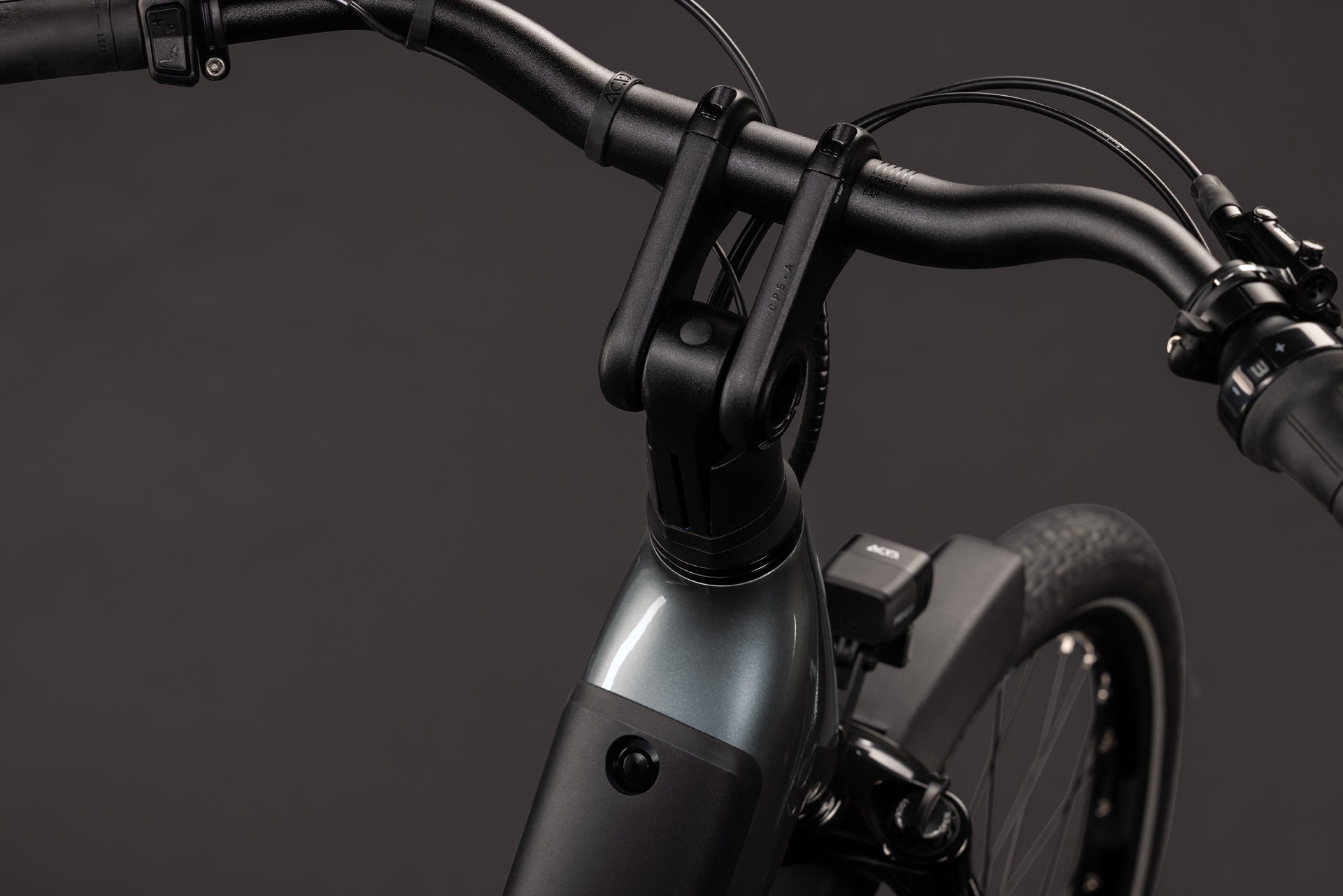 CUBE Supreme RT Hybrid Deluxe EX 600 in quicksilver´n´grey, Detail von Lenker und Vorbau