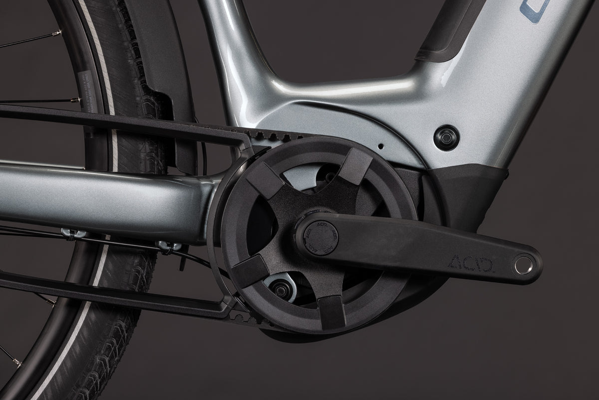 CUBE Supreme RT Hybrid Deluxe EX 600 in Quicksilver’n’Grey mit Tretkurbel und Rahmendetails