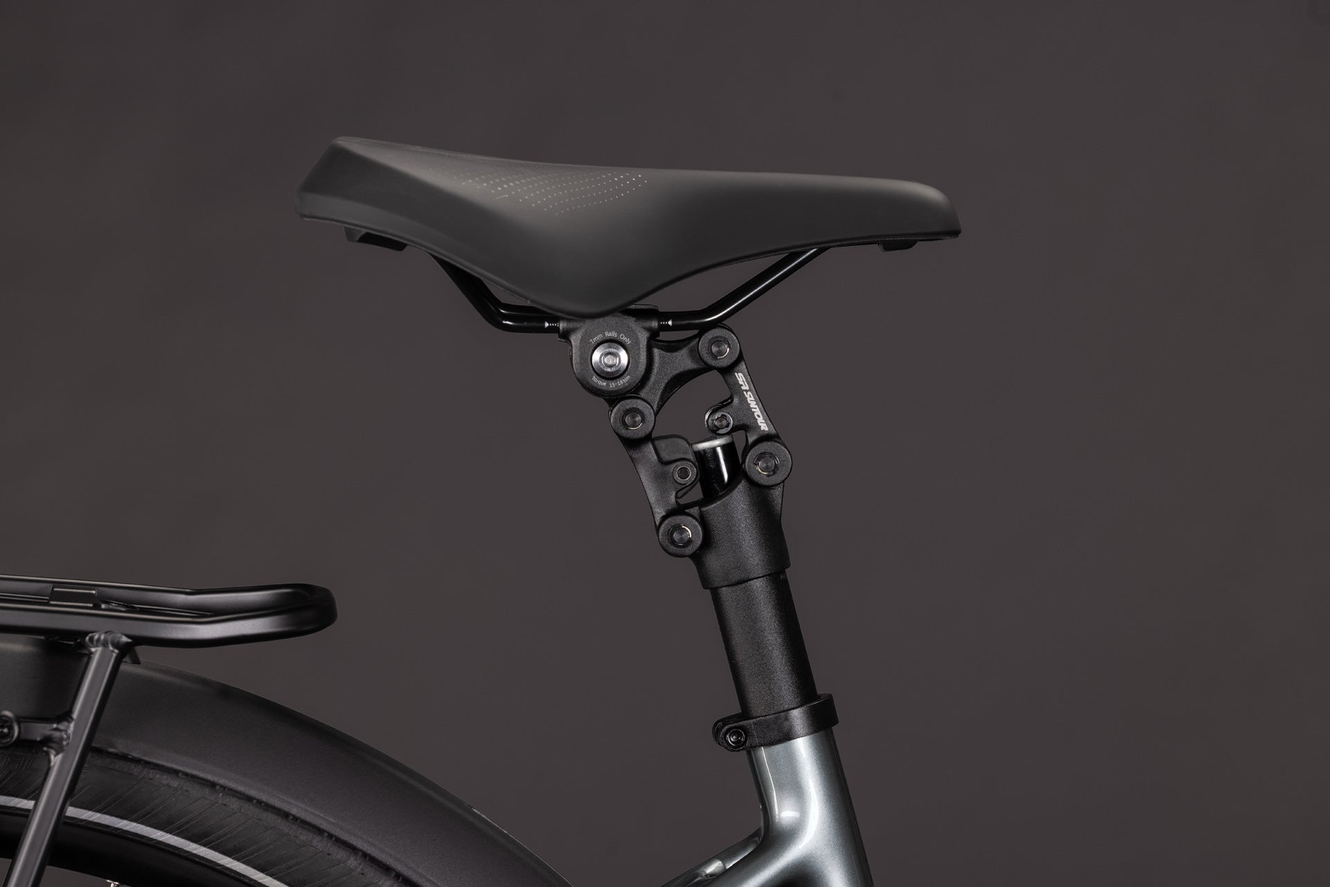 CUBE Supreme RT Hybrid Deluxe EX 600 in quicksilver´n´grey, Sattel und Sattelstütze in Nahaufnahme