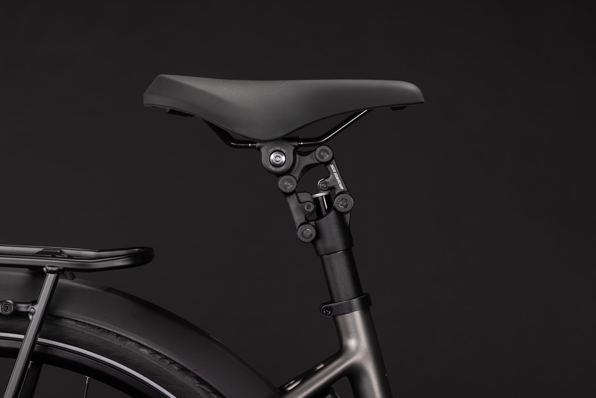 CUBE Supreme Hybrid Deluxe SLX 600: gefederte Sattelklemme und Komfortsattel in Schwarz