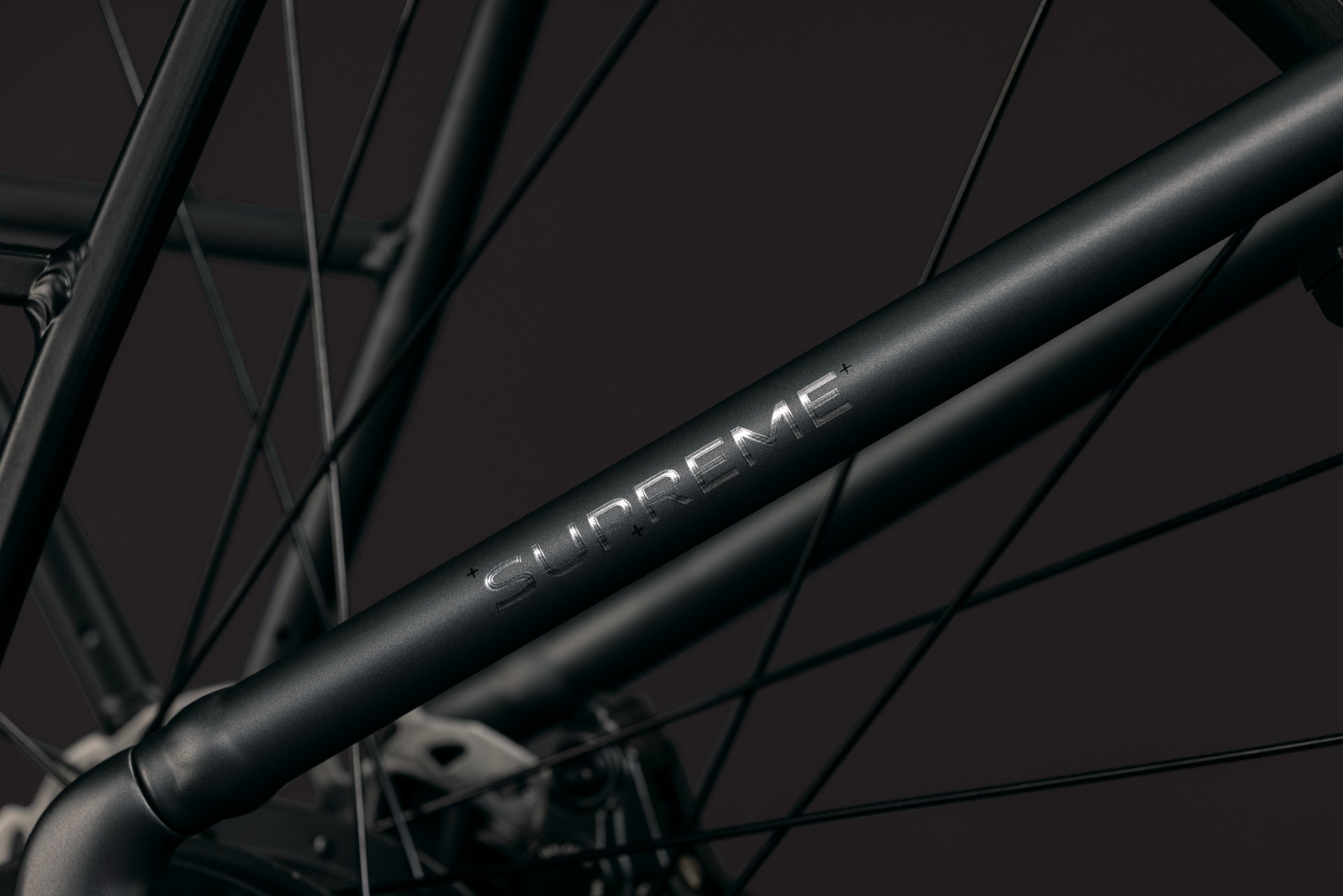 CUBE Supreme Hybrid Deluxe SLT 600 slabgrey´n´chrome, Detailansicht Fahrradrahmen mit Logo