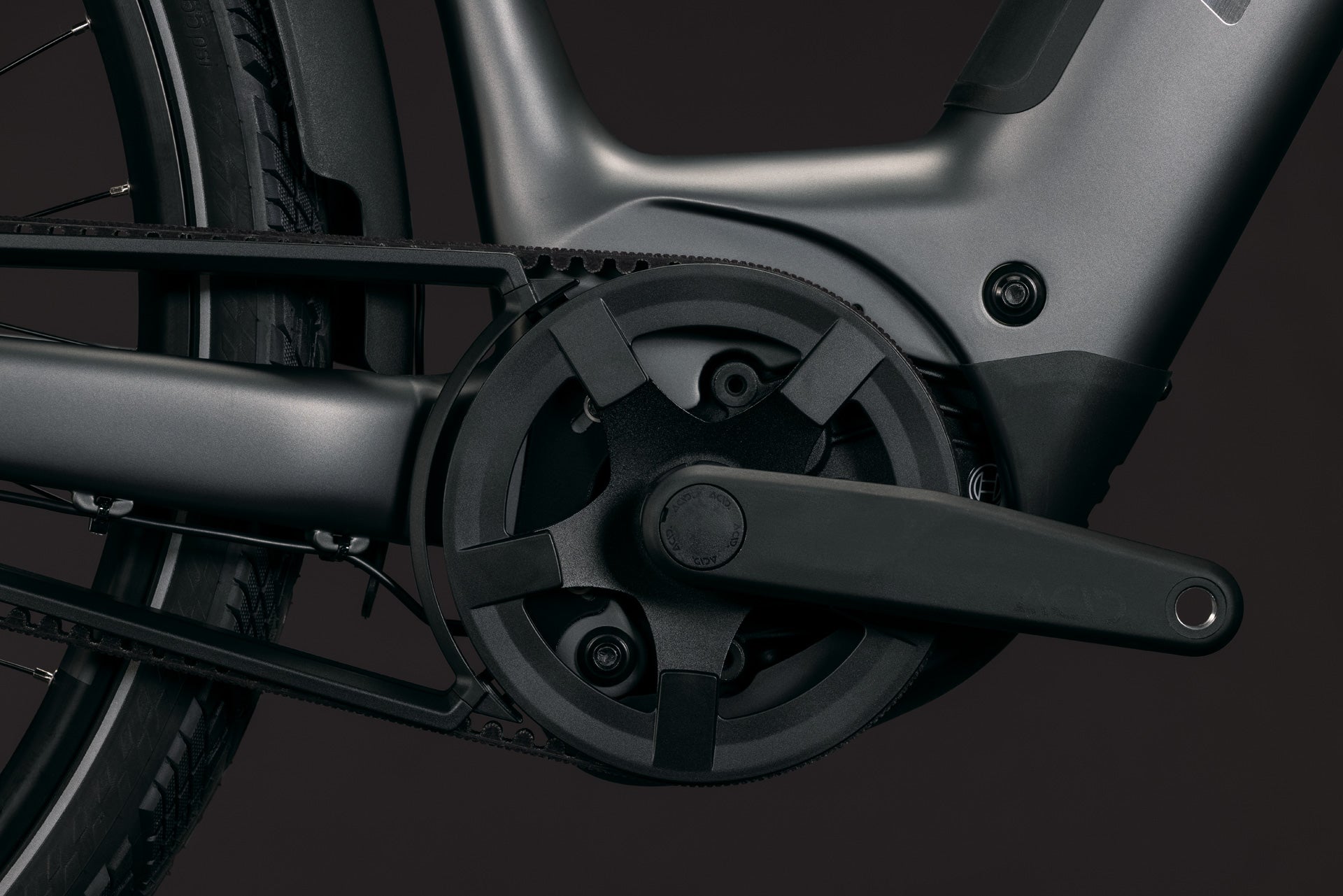CUBE Supreme Hybrid Deluxe SLT 600 in slabgrey'n'chrome, Detail von Motor und Riemenantrieb