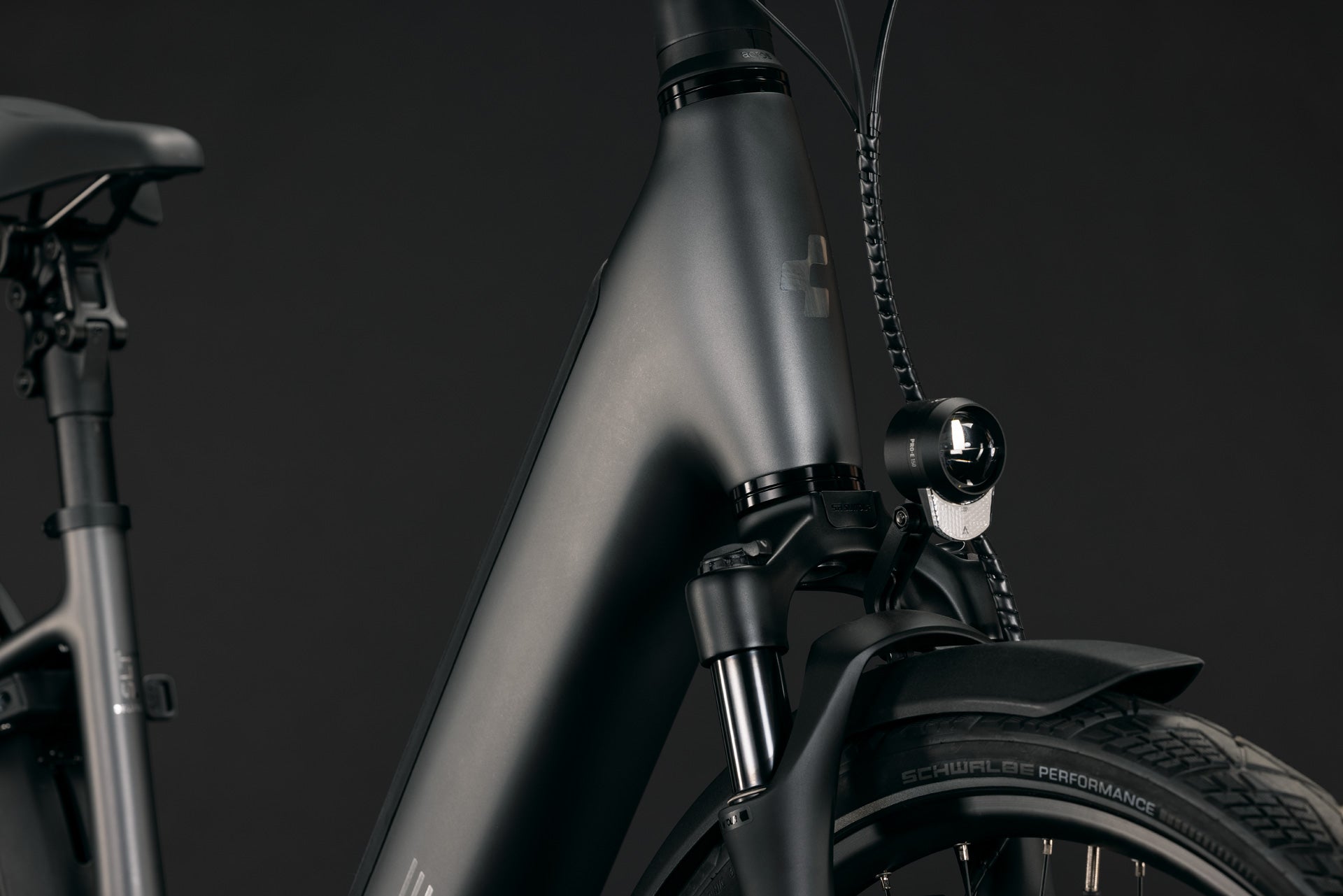CUBE Supreme Hybrid Deluxe SLT 600 in slabgrey´n´chrome, Detail von Rahmen, Gabel und Frontlicht