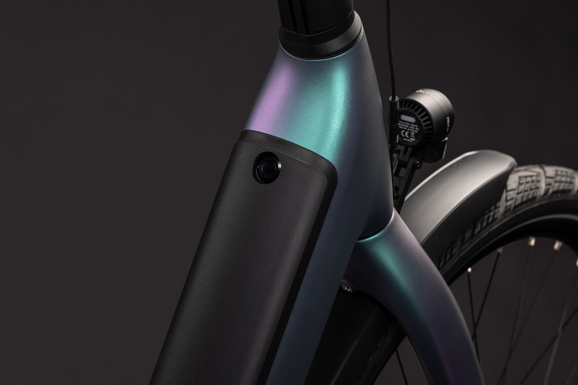 CUBE Supreme Hybrid C:62 Deluxe SLX 600 in polarlight'n'grey, Detail von Rahmen und Akku