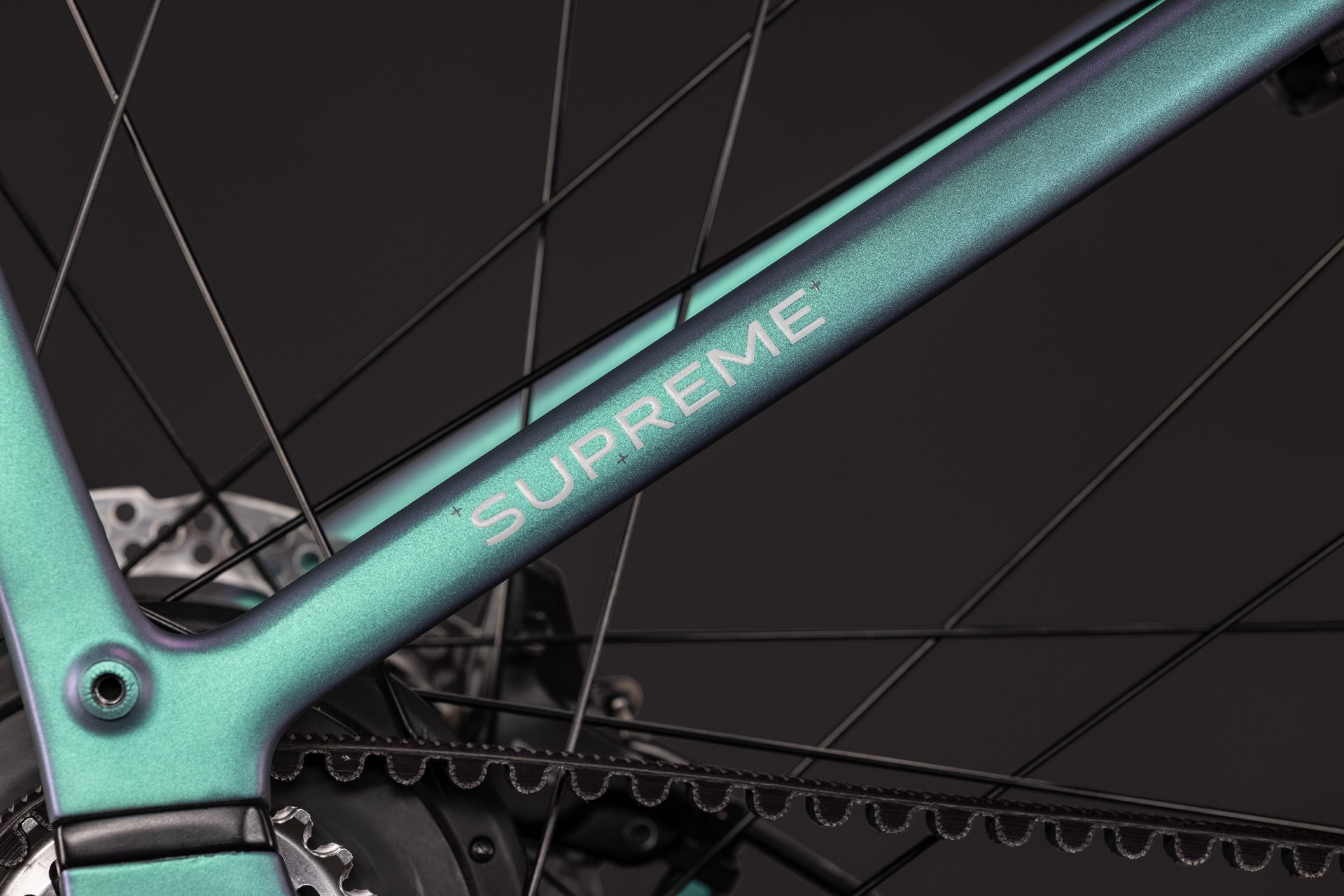 CUBE Supreme Hybrid C:62 Deluxe SLX 600 polarlight´n´grey, Rahmen-Detail mit Riemenantrieb