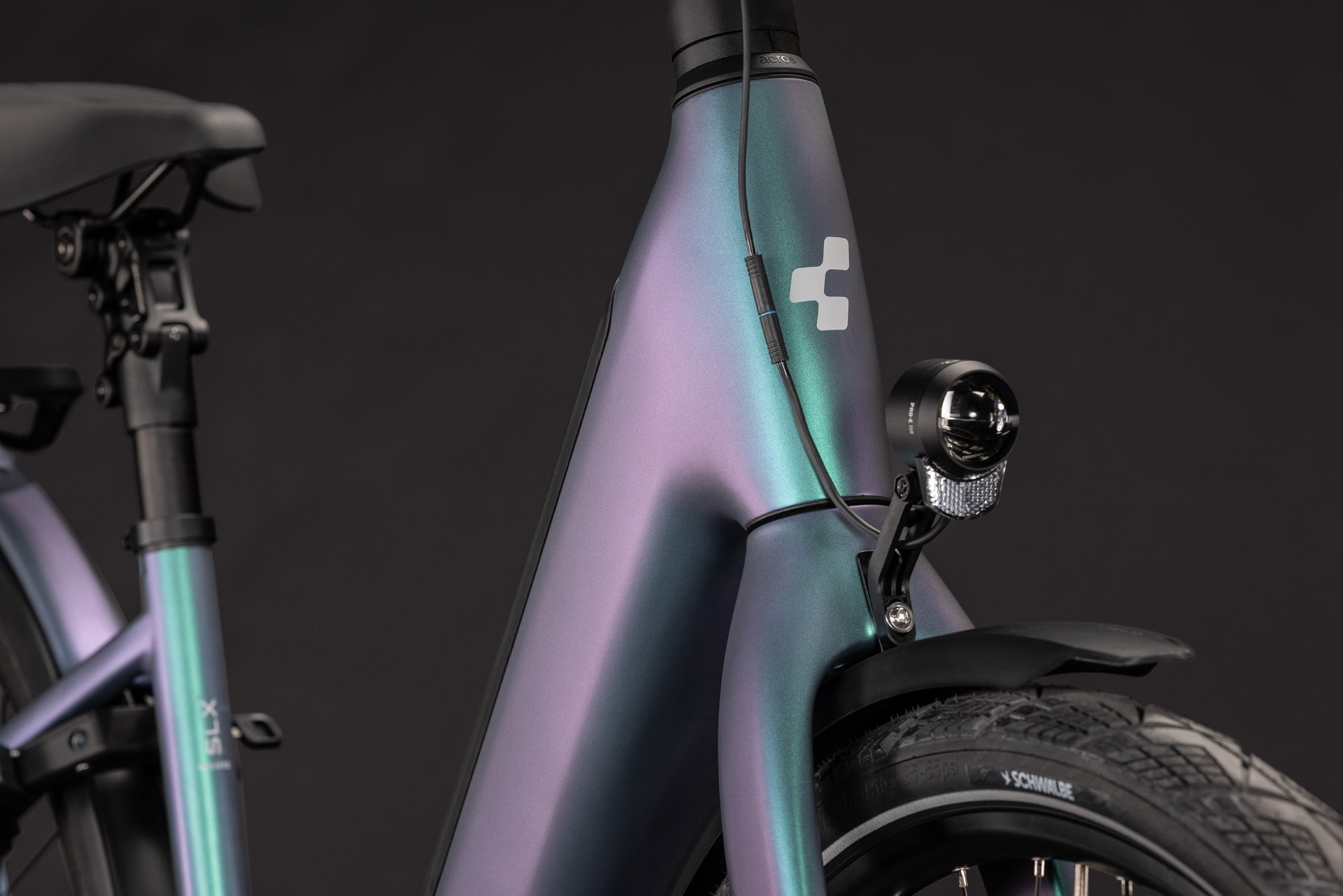 CUBE Supreme Hybrid C:62 Deluxe SLX 600 polarlight'n'grey, Rahmen und Frontlicht Detail