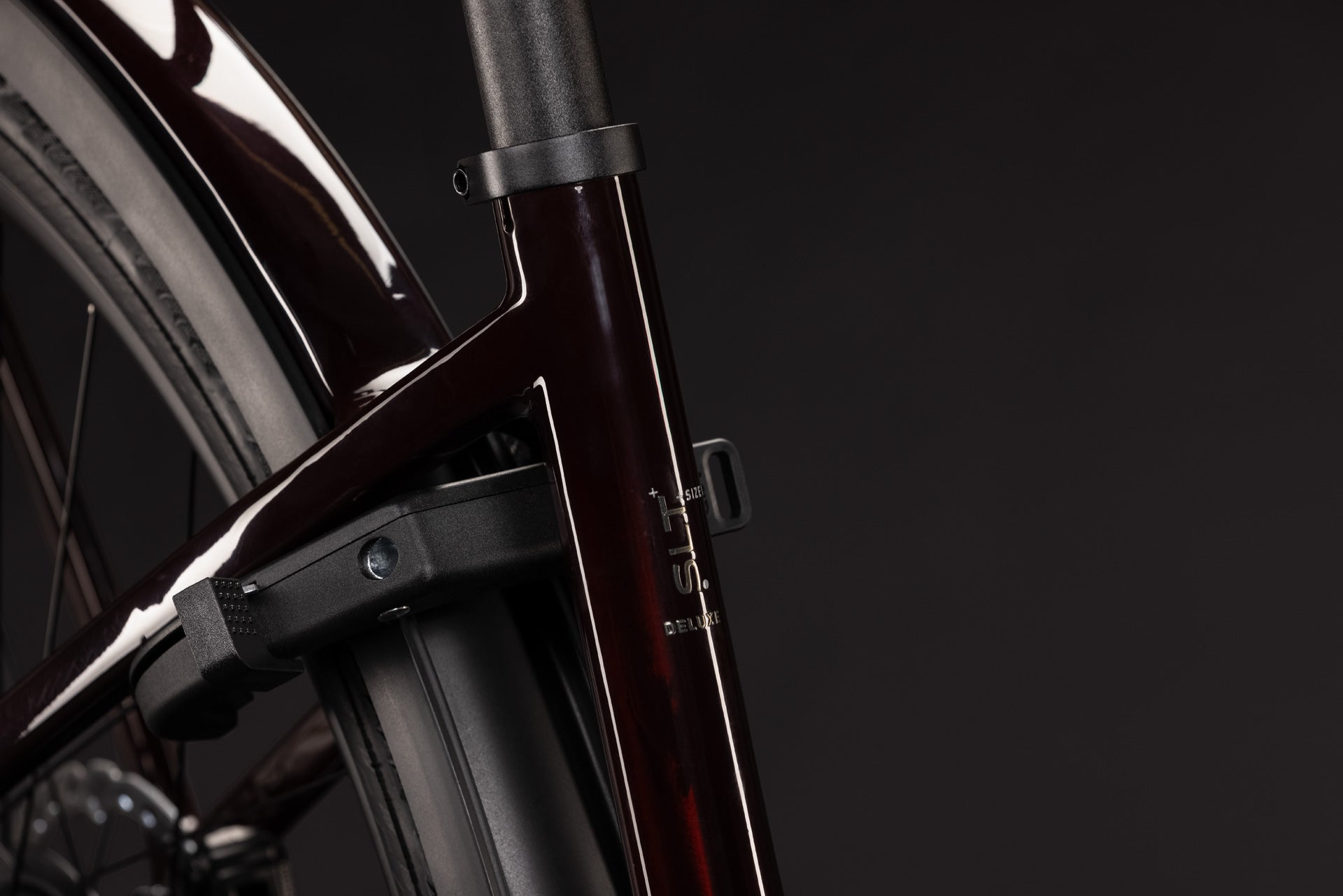 CUBE Supreme Hybrid C:62 Deluxe SLT 600 in liquidred´n´chrome, Akku am Rahmen im Detail