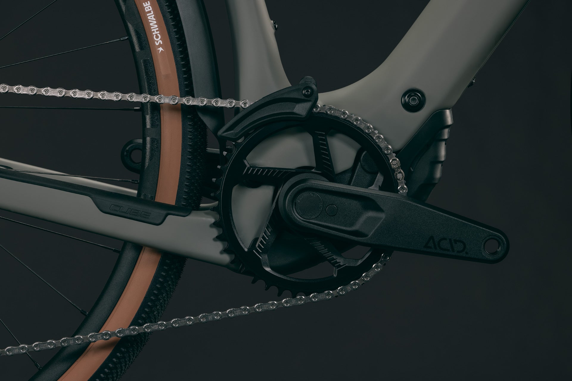 CUBE Nuroad Hybrid C:62 Race 400X FE in oldgrey'n'grey, Detail von Kurbel und Kette