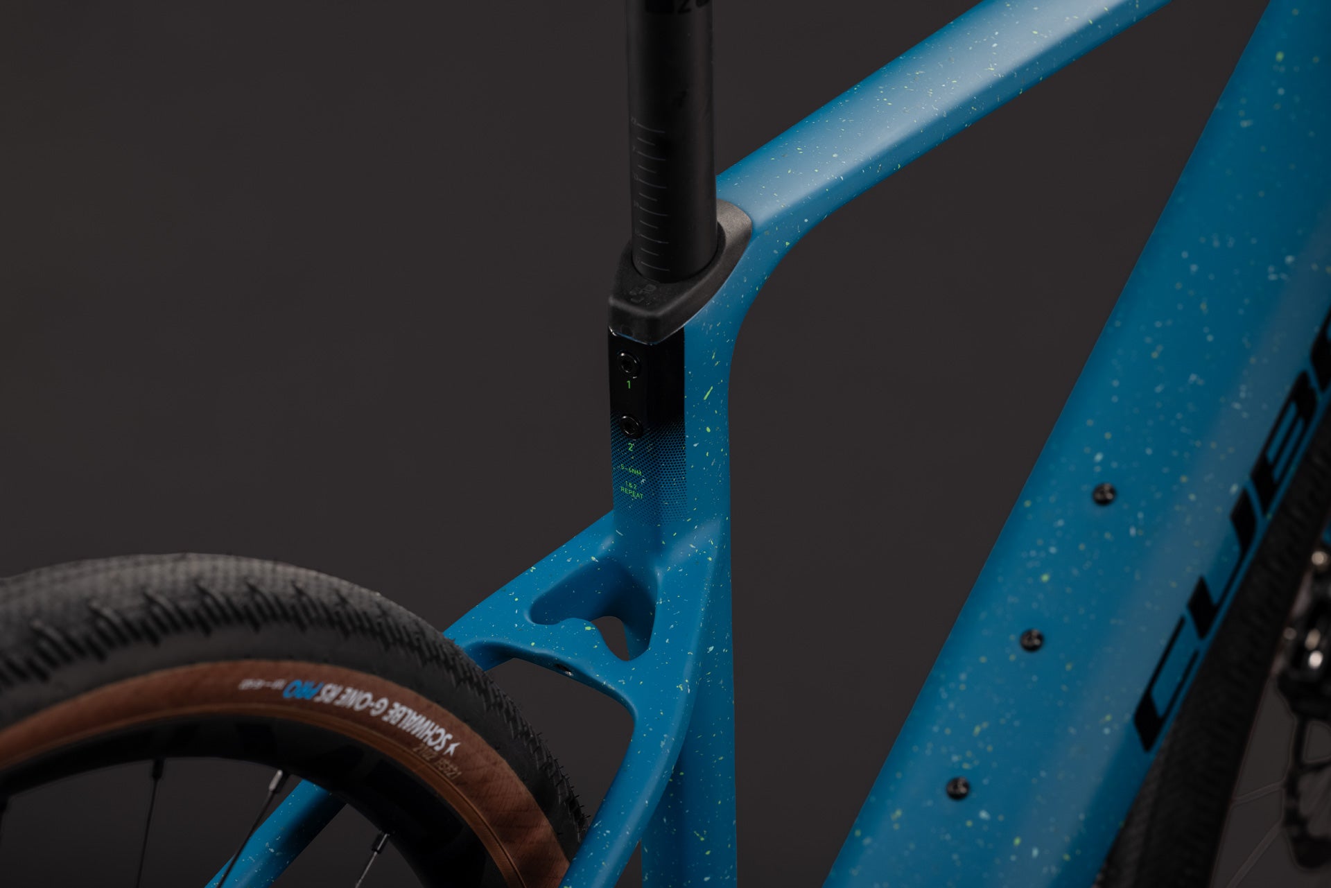 CUBE Nuroad Hybrid C:62 EXC 400X in tropicalteal'n'black, Detail von Rahmen und Sattelstütze