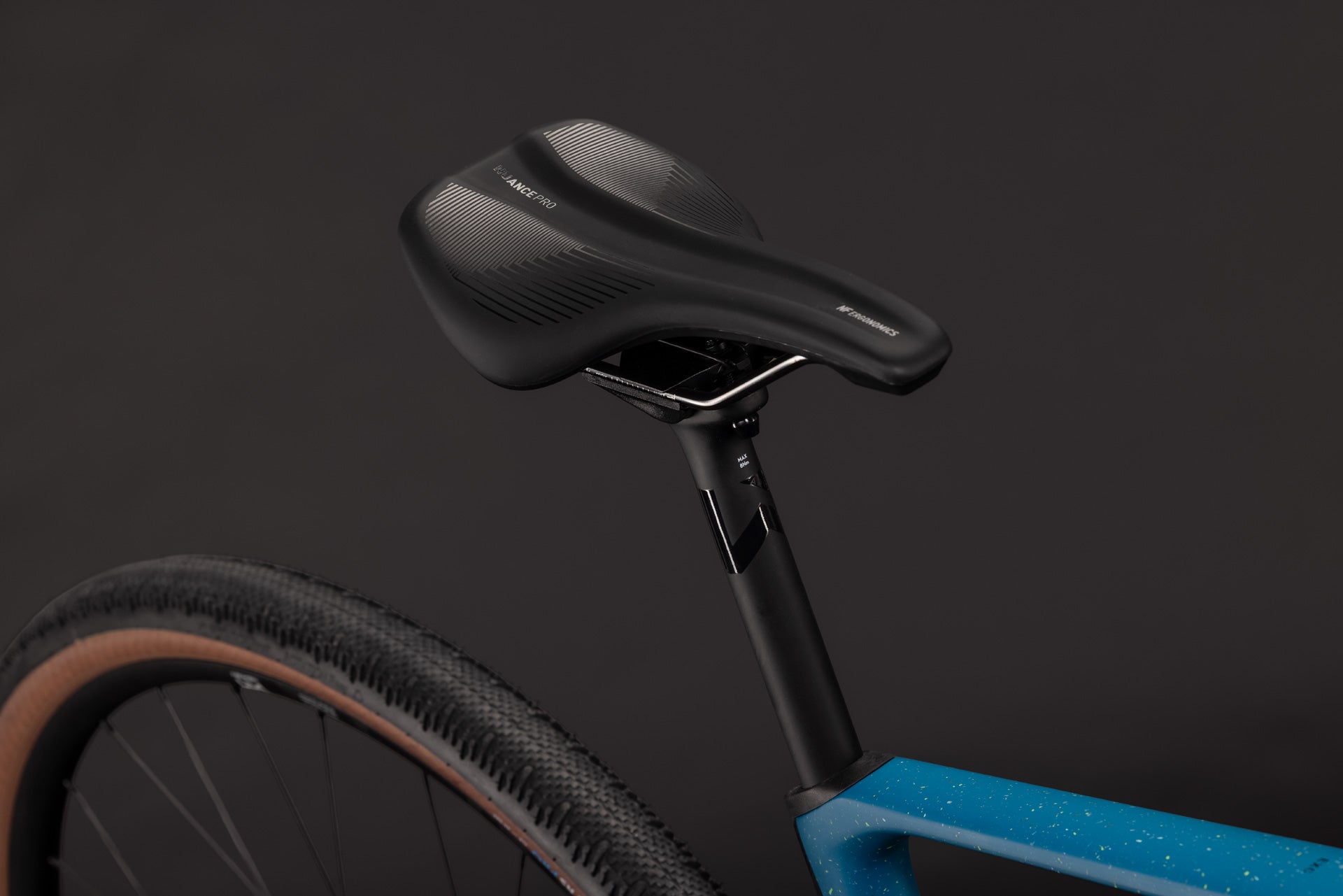 CUBE Nuroad Hybrid C:62 EXC 400X tropicalteal´n´black mit Sattel und Hinterrad im Detail