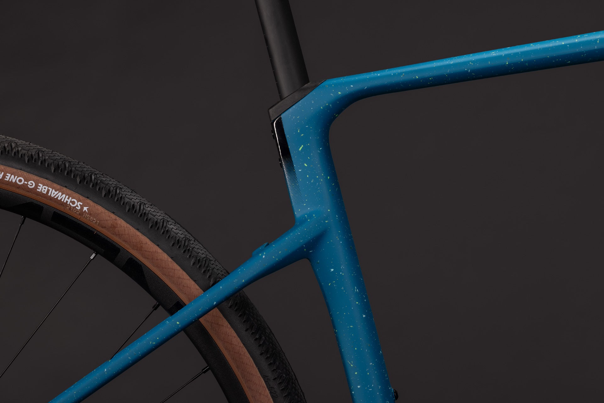 CUBE Nuroad Hybrid C:62 EXC 400X in tropicalteal'n'black, Detail von Rahmen und Hinterrad