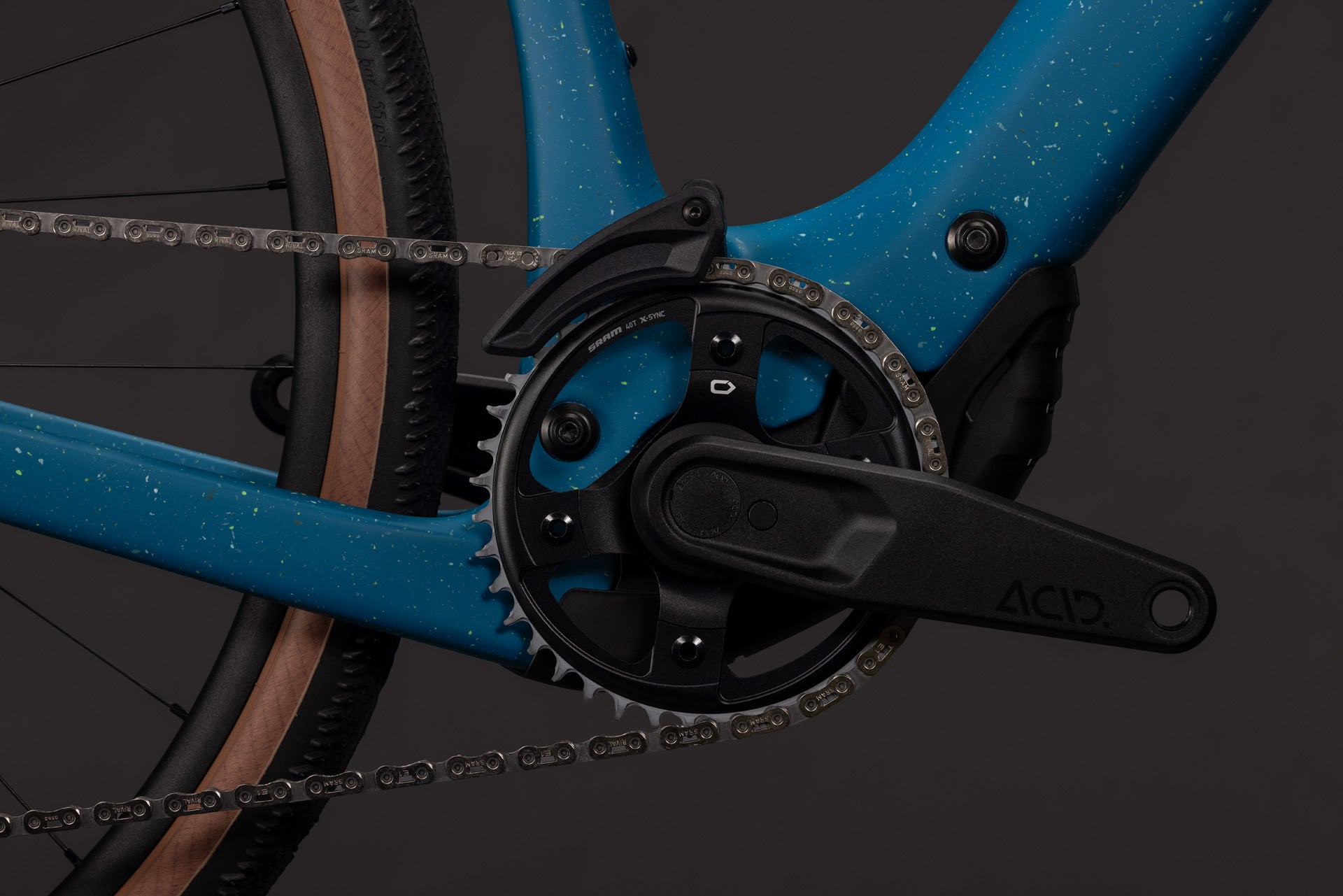 CUBE Nuroad Hybrid C:62 EXC 400X in tropicalteal'n'black, Detail von Kurbel und Kette
