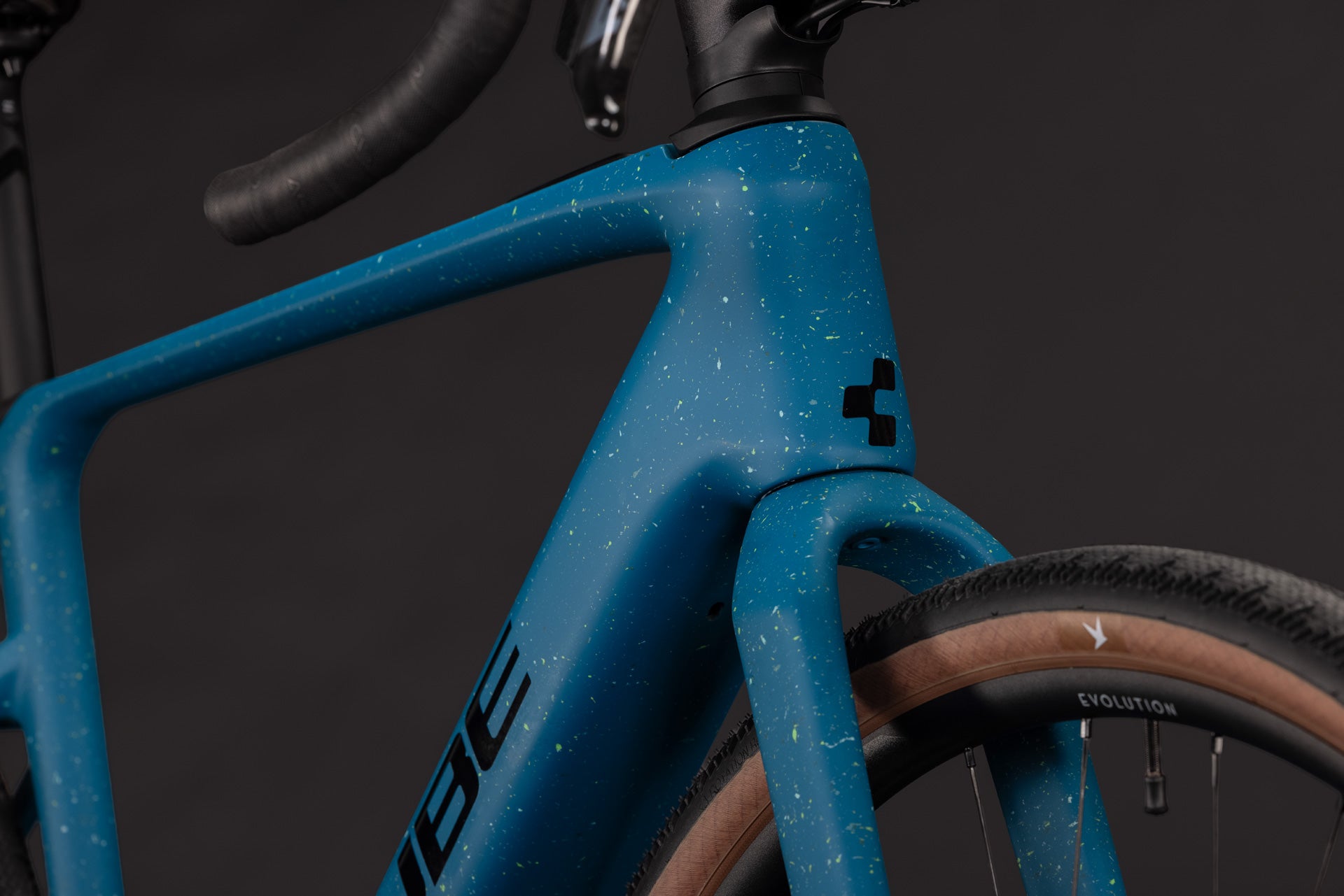 CUBE Nuroad Hybrid C:62 EXC 400X in tropicalteal'n'black, Detail von Rahmen und Gabel