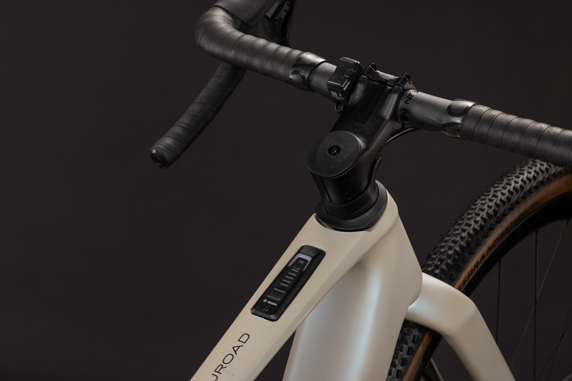 CUBE Nuroad Hybrid C:62 SLX 400X glintsand´n´black, Cockpit und Oberrohr im Detail